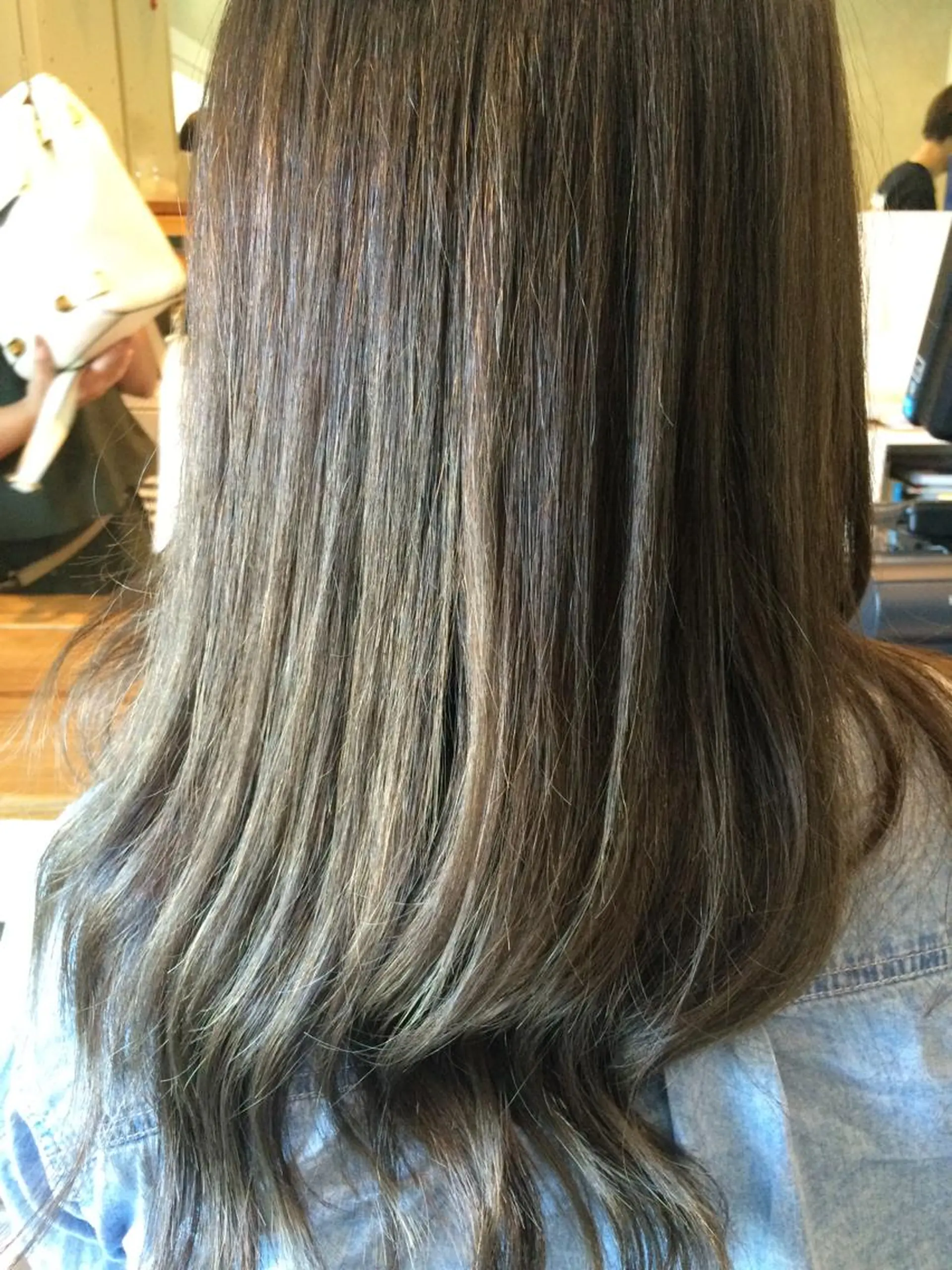 ミディアム セミロング カラー ブリーチ 透明感カラー ブリーチなしカラー 今泉 直裕のヘアスタイル