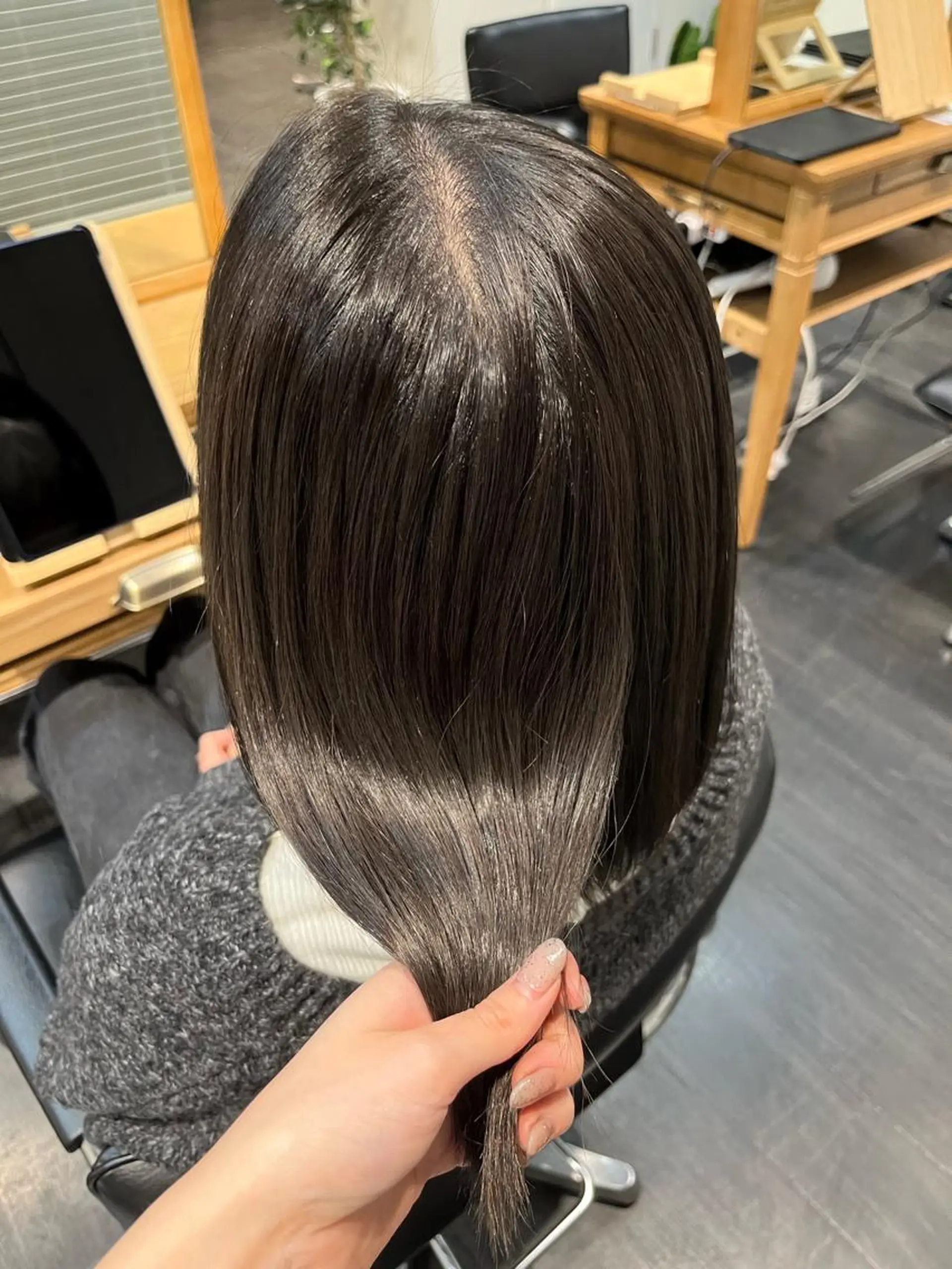 ミディアム カラー グレージュ 細田 碧のヘアスタイル