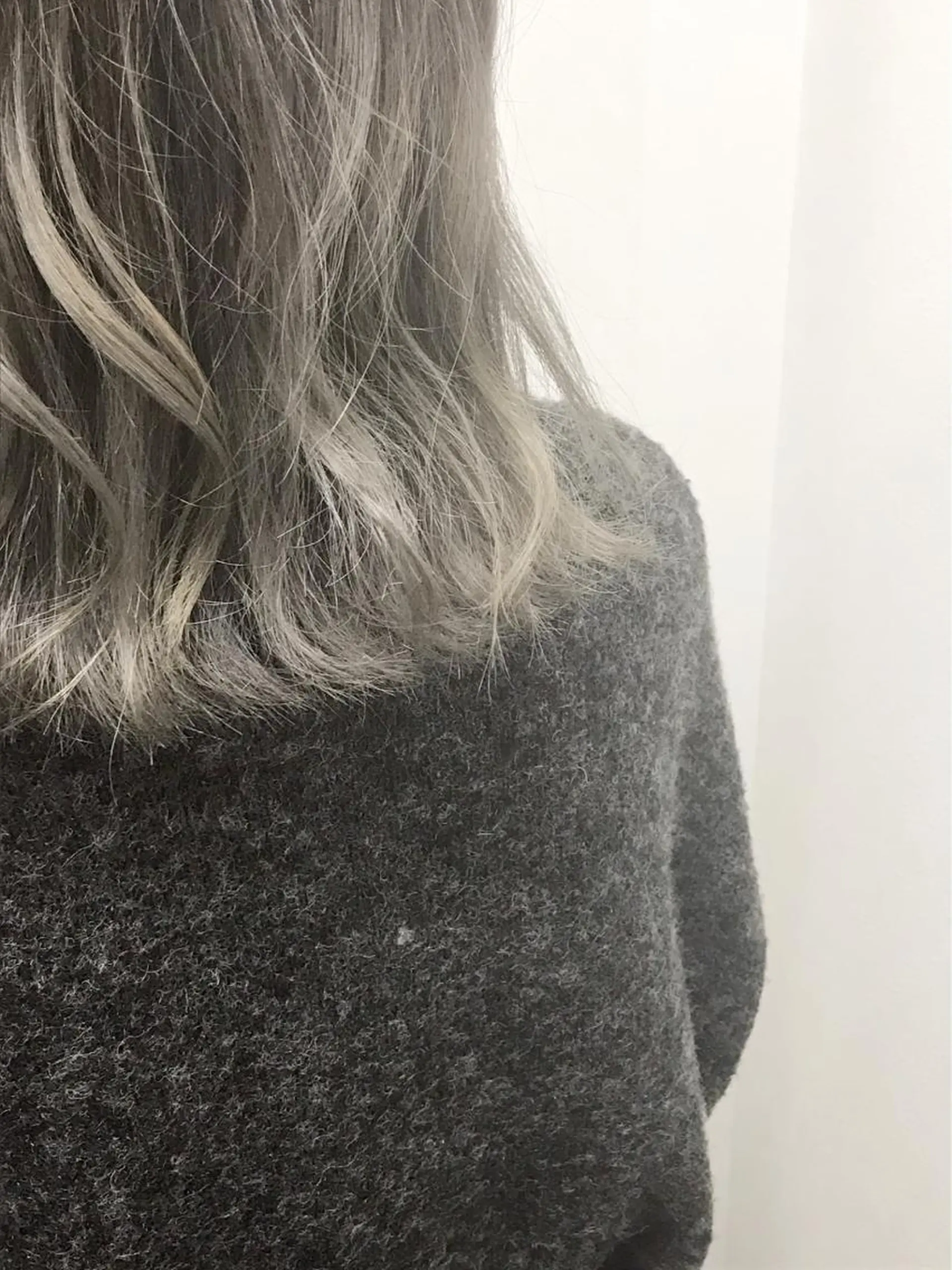 ミディアム カラー ヤナ マネージャーのヘアスタイル