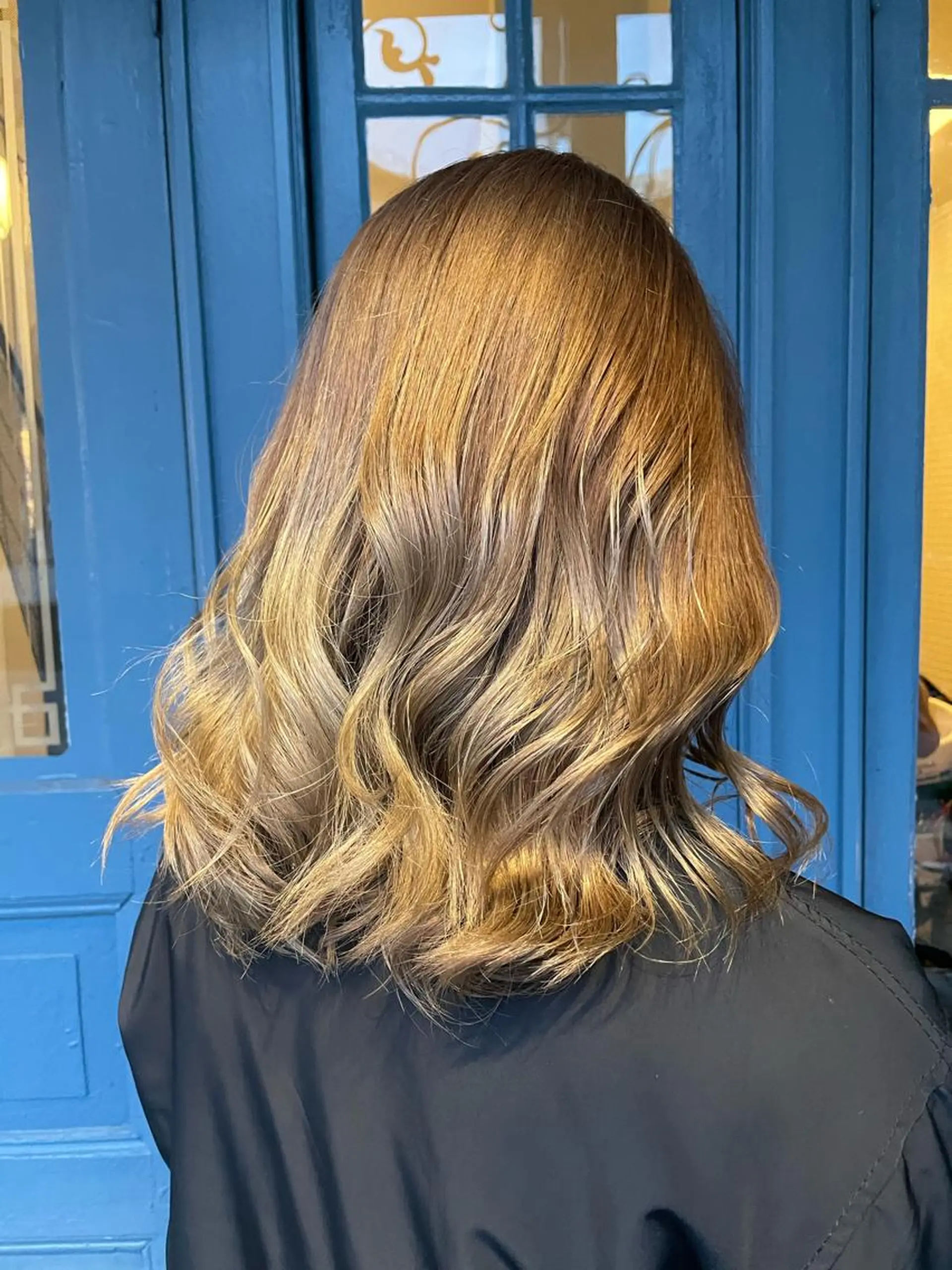 セミロング ブリーチ毛矯正.髪質 改善.髪にドラマをのヘアスタイル