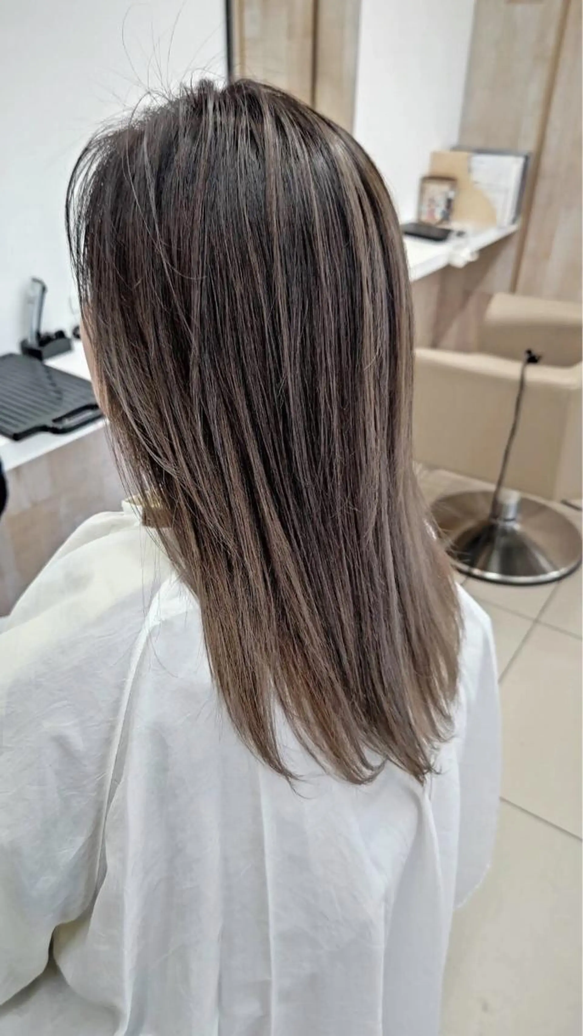 ロング カラー バレイヤージュ ベージュカラー ブリーチ ミルクティーベージュ レイヤーカット クリスタルマジック hair &　eyeのヘアスタイル