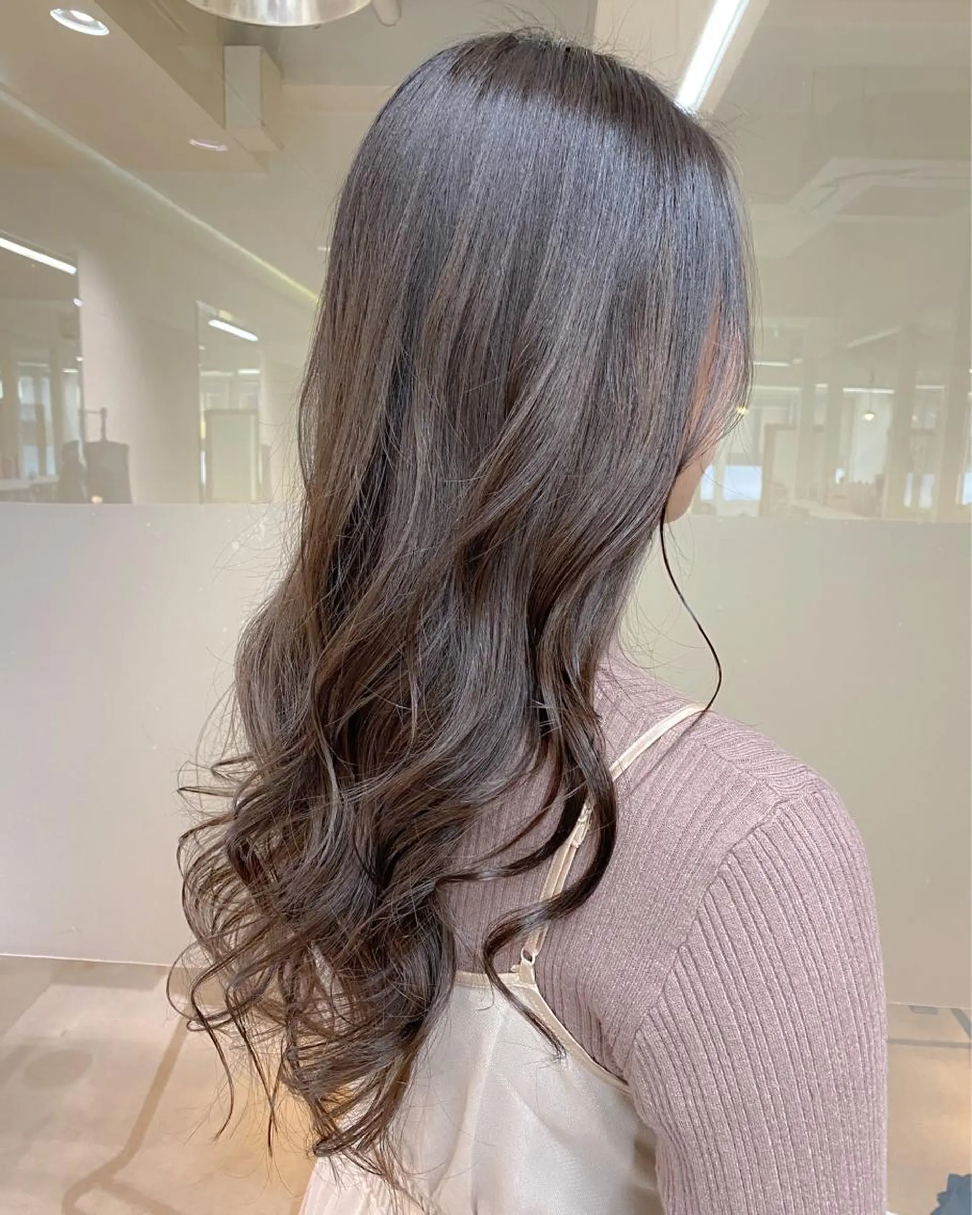 セミロング カラー アッシュ ハイライトカラー シルバー シルバーアッシュ ハイライト SALOWIN神戸三宮East店所属・【透明感、艶髪】西村 有司のヘアスタイル