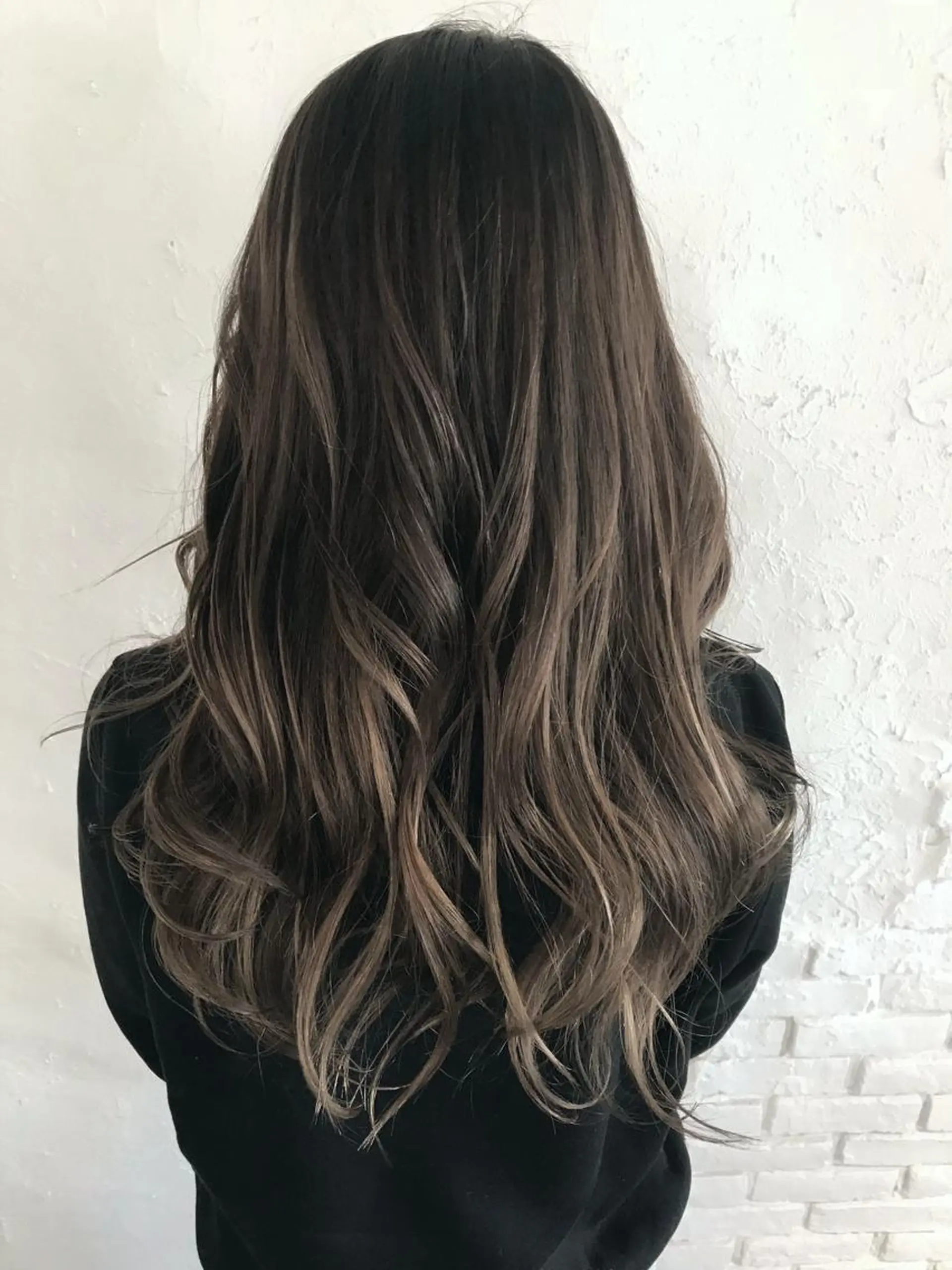 ロング カラー グレージュ 伊藤 優希のヘアスタイル