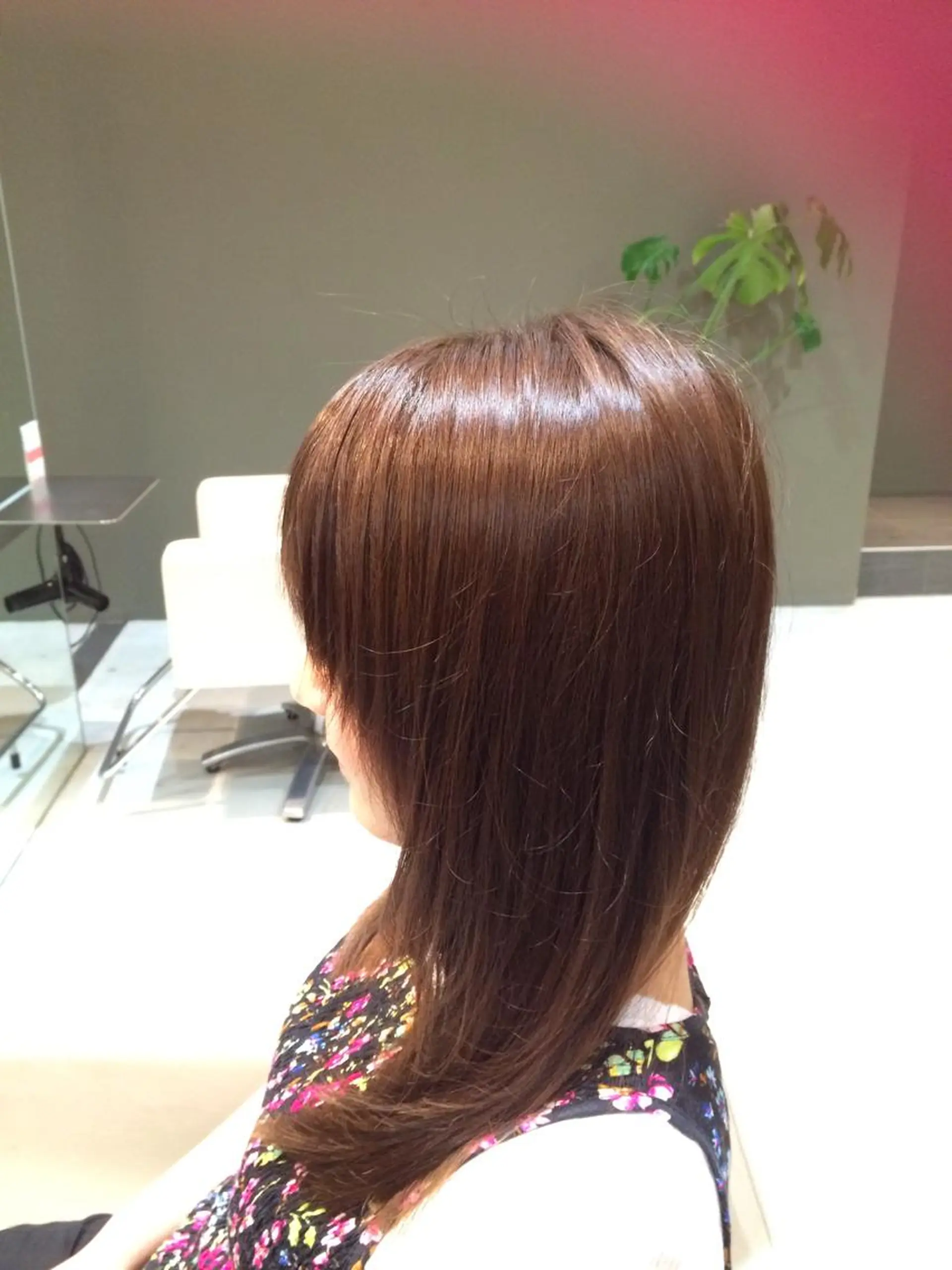 ミディアム セミロング カラー アッシュ 鈴木 沙羅のヘアスタイル