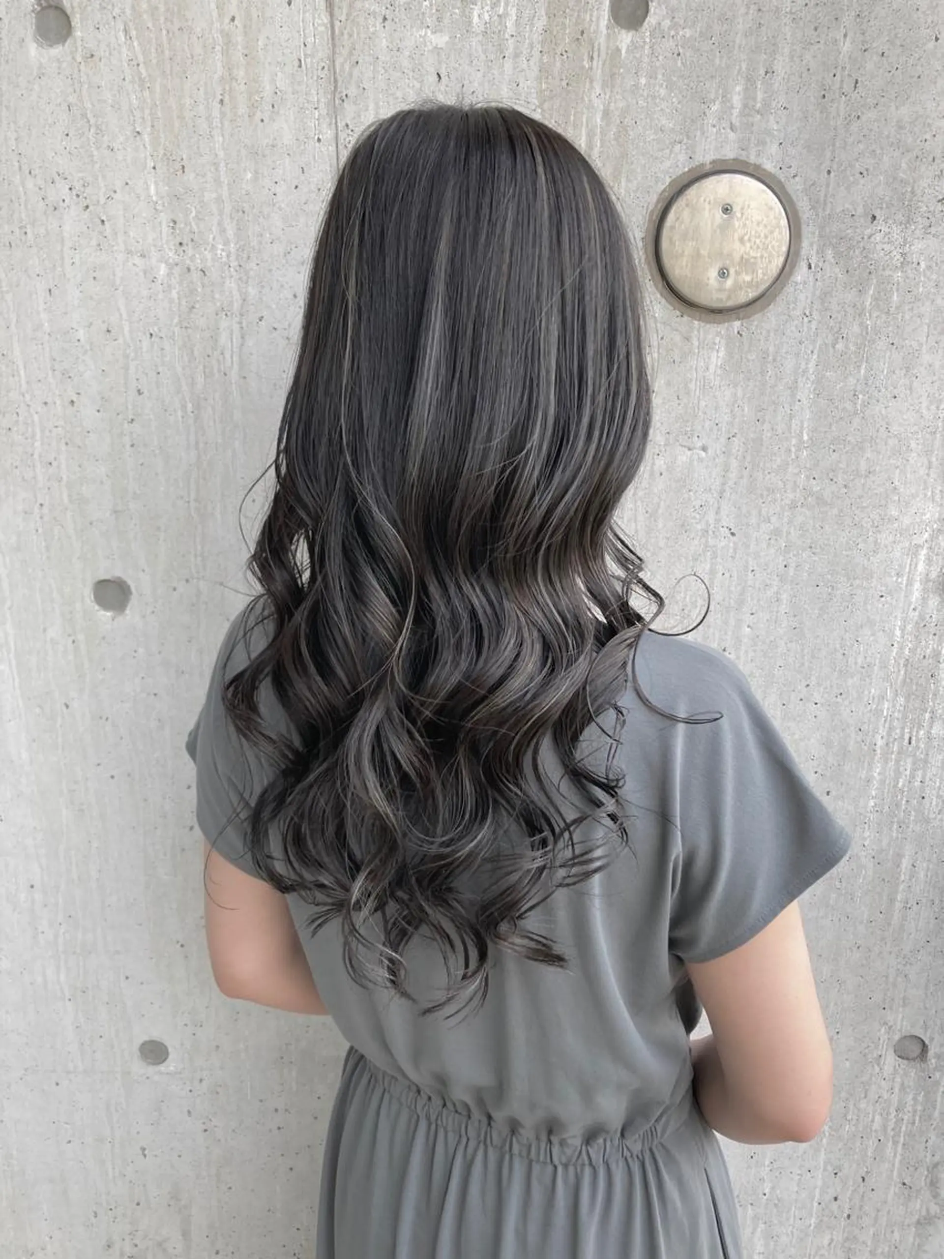 ロング ハイライト ヘアカラー 梅山 美侑のヘアスタイル