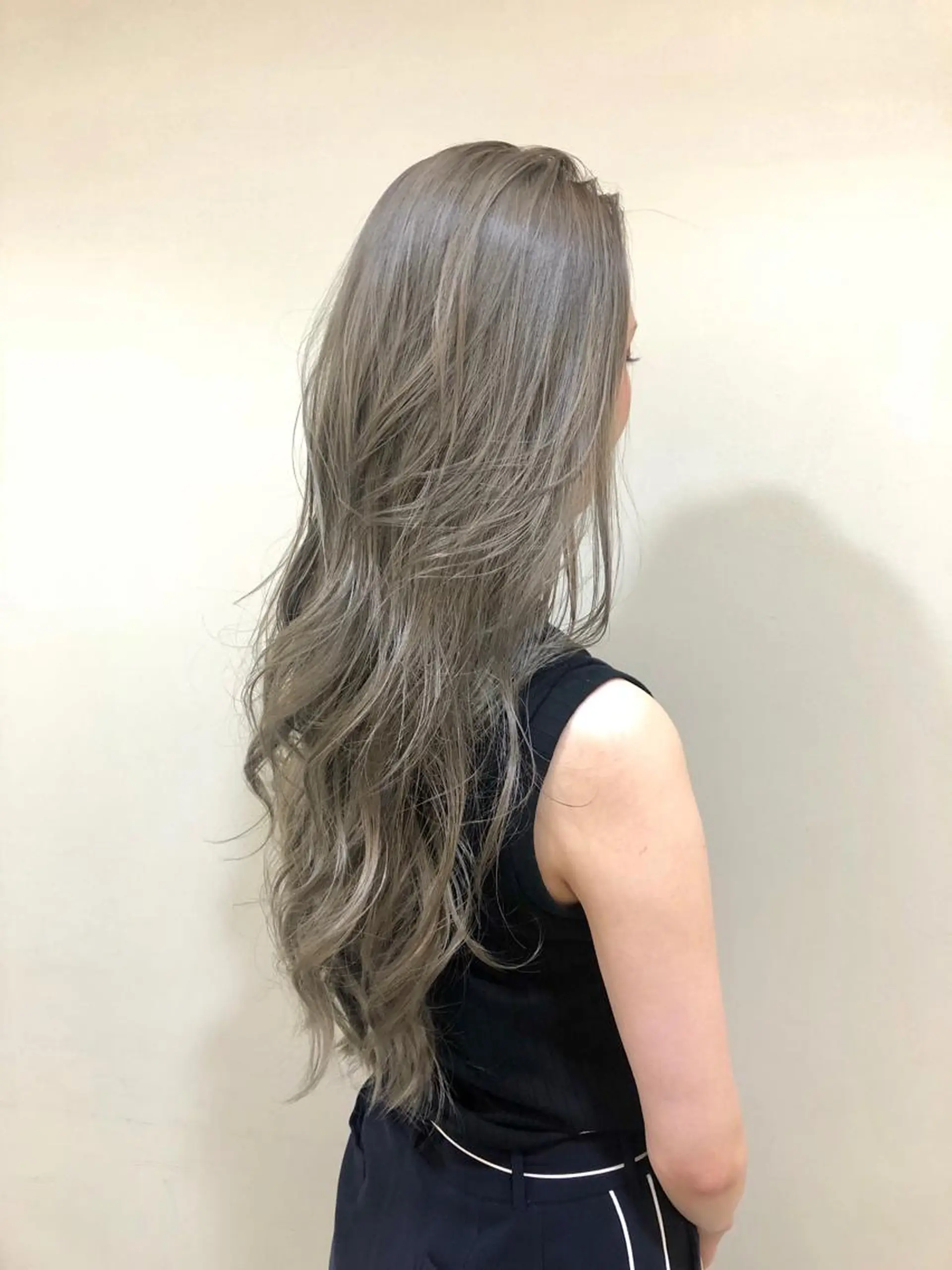 ロング カラー ANNA ／艶髪／ハイトーンのヘアスタイル