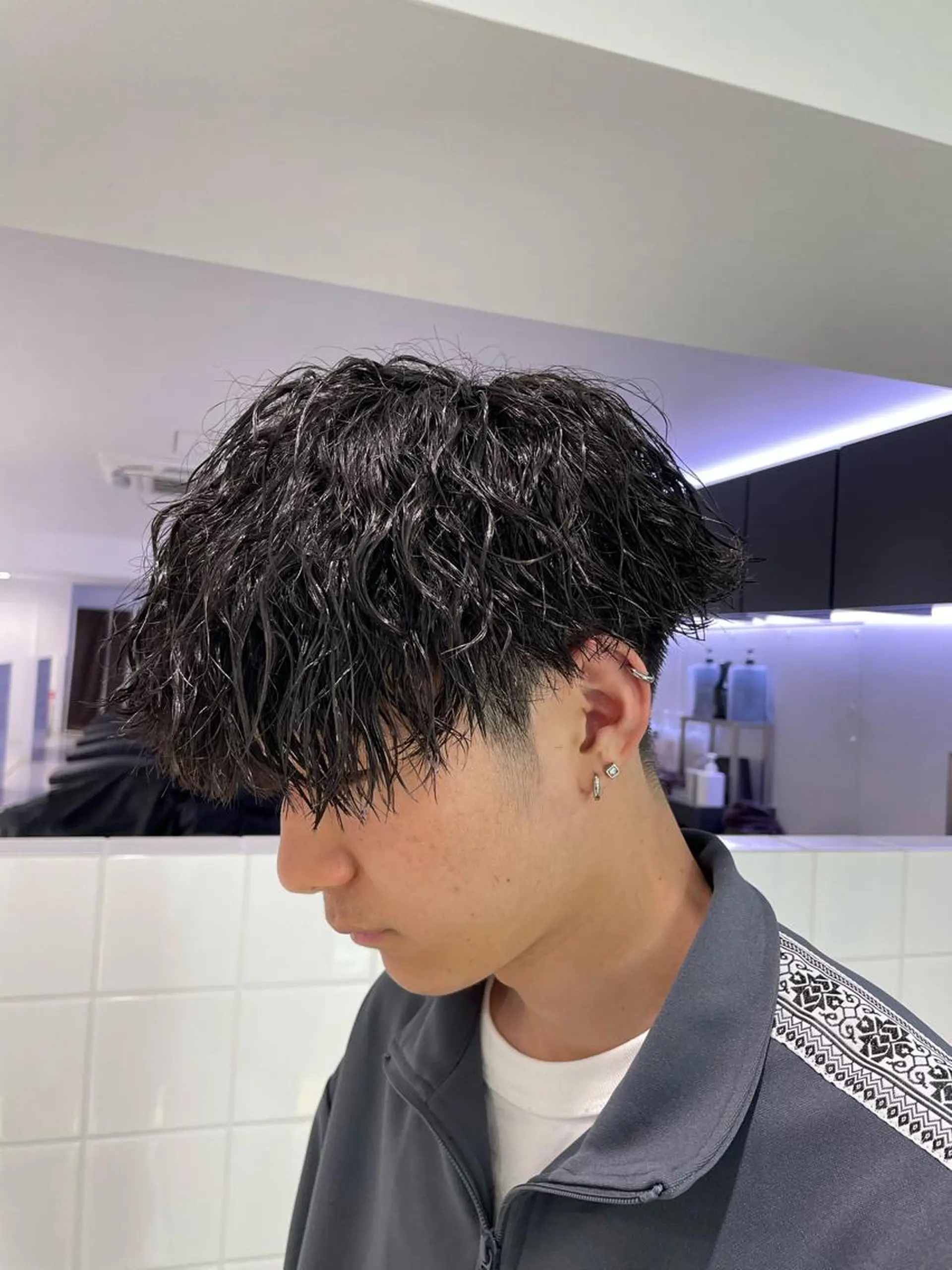 ミディアム パーマ ヘアアレンジ メンズ ミディアムパーマ メンズパーマ 顔まわりカット の達人のヘアスタイル