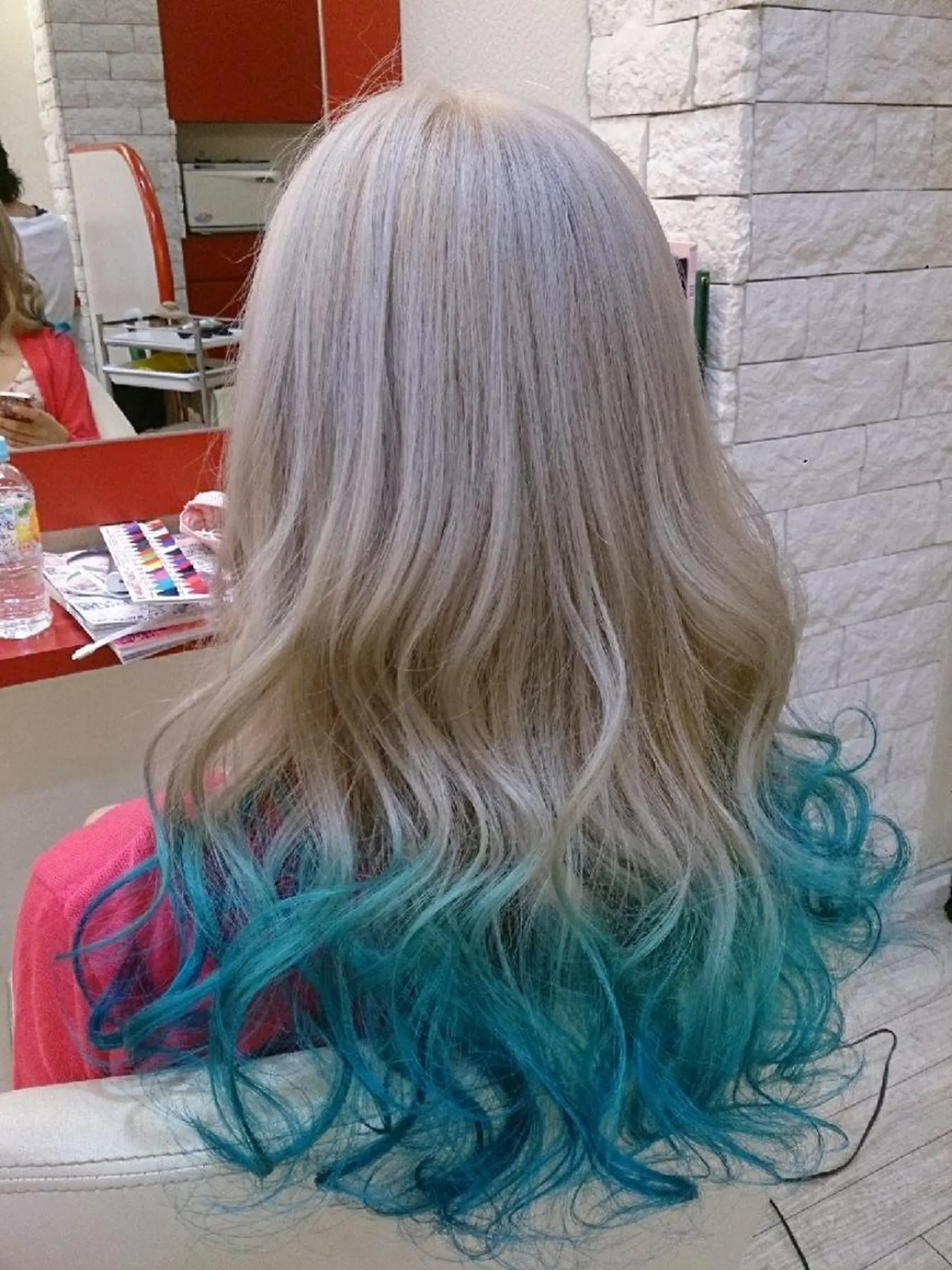 ロング カラー ブリーチ ブルーカラー グラデーションカラー シルバー Le Lien カジのヘアスタイル