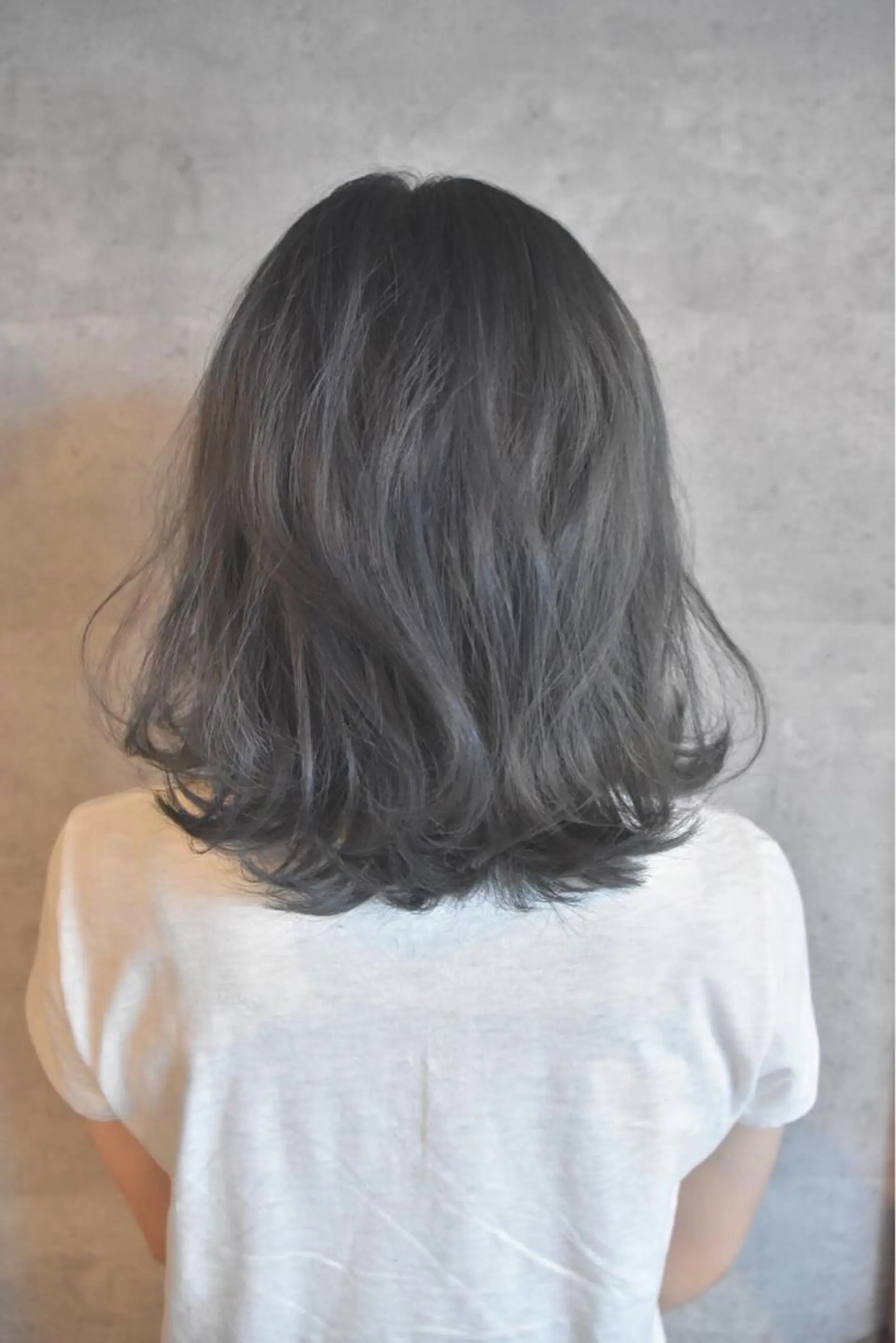 ミディアム カラー アッシュ ブリーチ ダークアッシュ グラデーションカラー 外ハネヘア hair salon Glanzのヘアスタイル