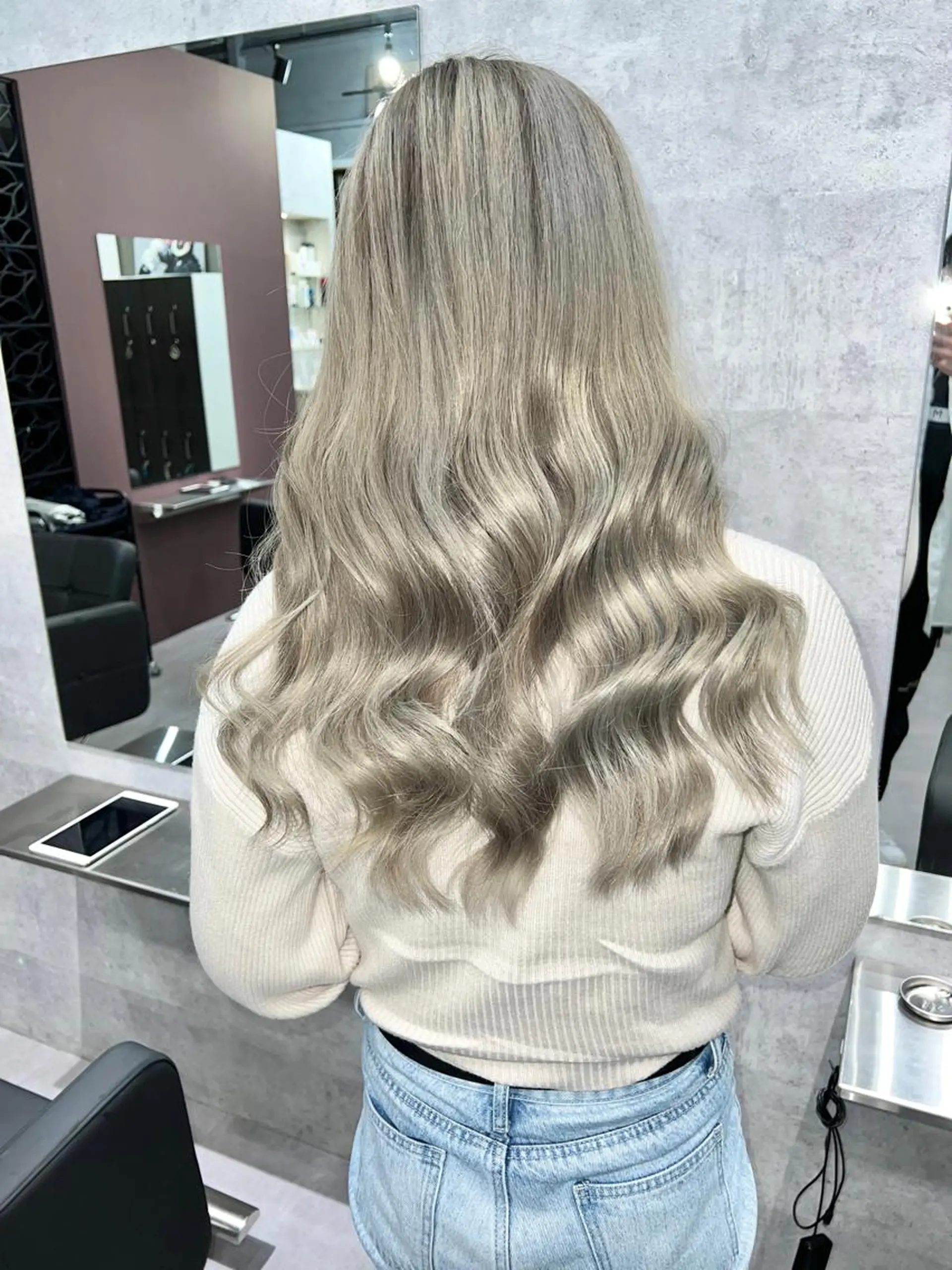 ロング カラー アッシュ バレイヤージュ ベージュカラー ブリーチ グラデーションカラー Via officialのヘアスタイル