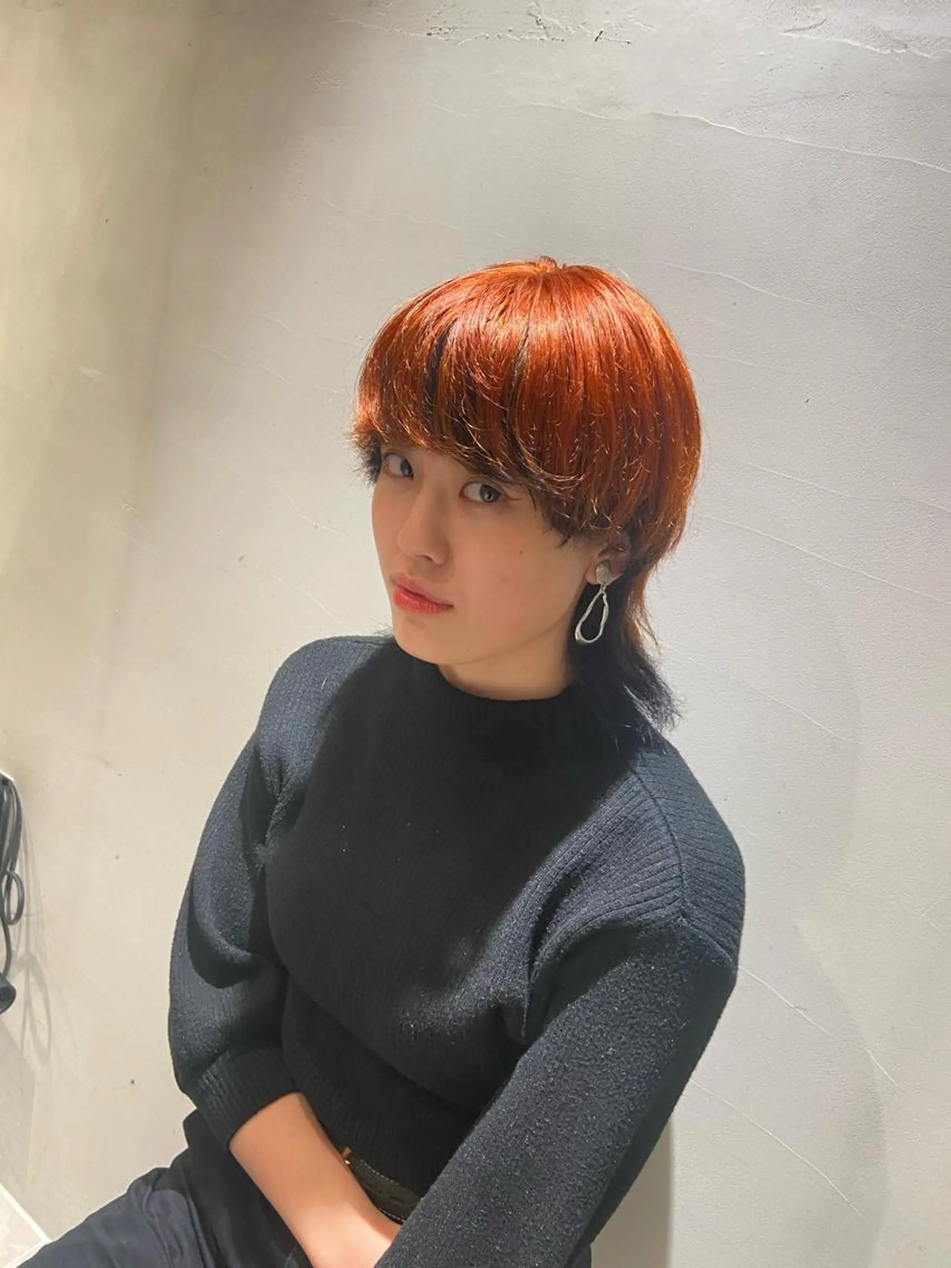ショート カラー ハイトーンカラー インナーカラー オレンジ ウルフカット カジュアルを女っぽく 𝗮𝘆𝗮𝗰𝗼のヘアスタイル