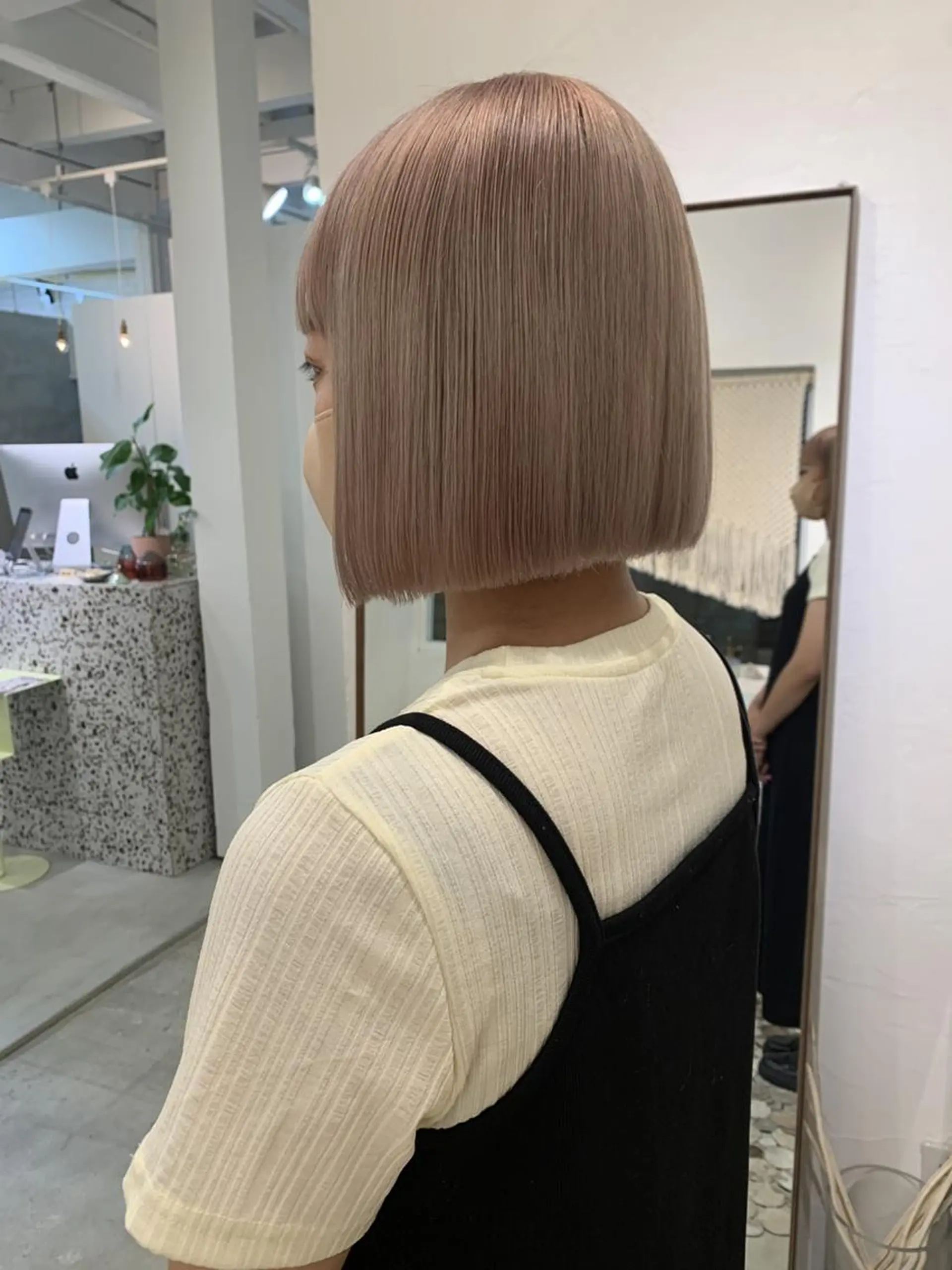 ショート カラー ベージュカラー ブリーチ ケアブリーチ グレージュ ヘアカラー ブリーチカラーが人気 onnuのヘアスタイル