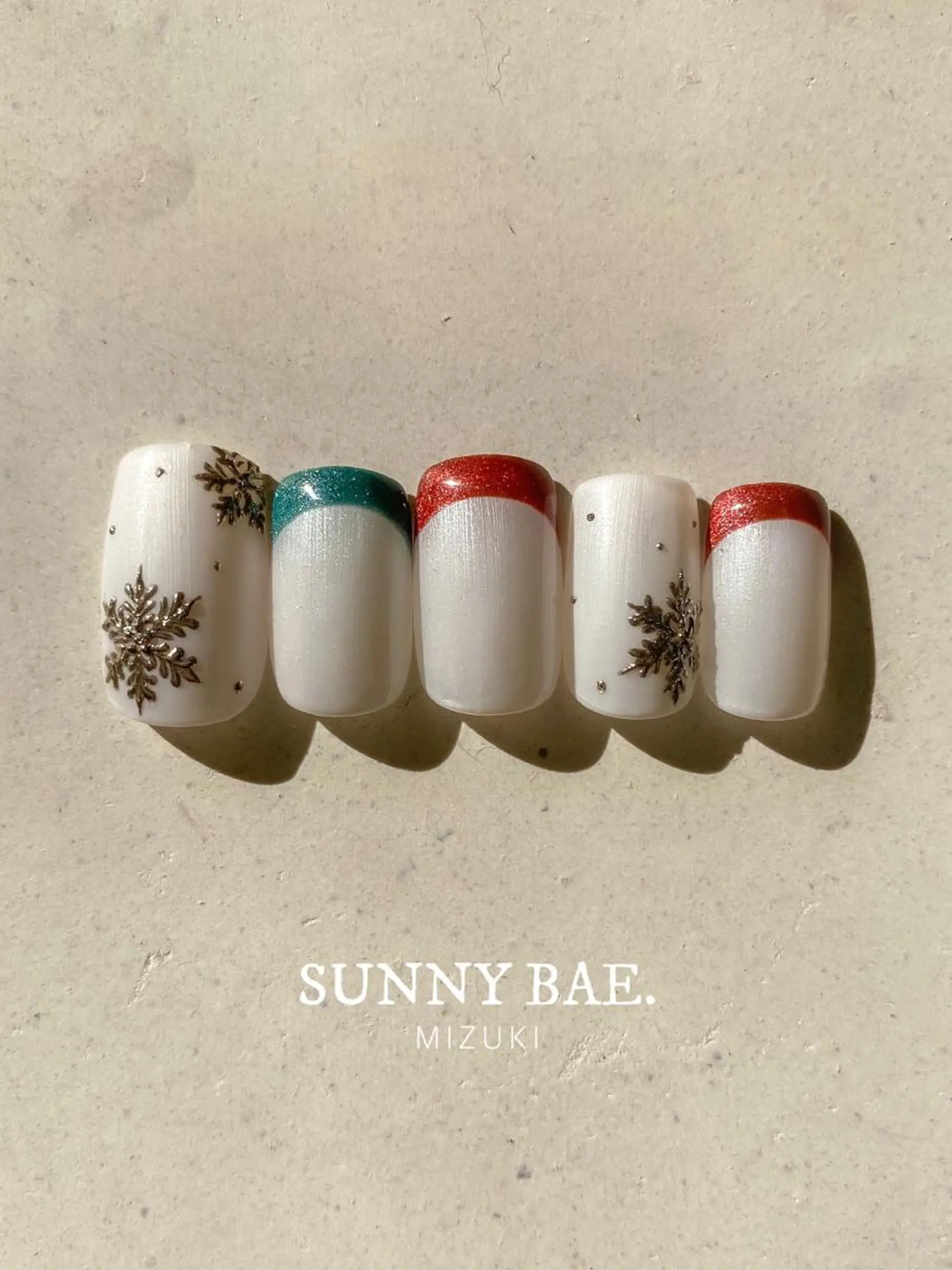 ネイル フレンチネイル ラメ(グリッター) マグネットネイル ミラーネイル ホワイト SUNNY BAE. 🌼MIZUKIのネイルデザイン