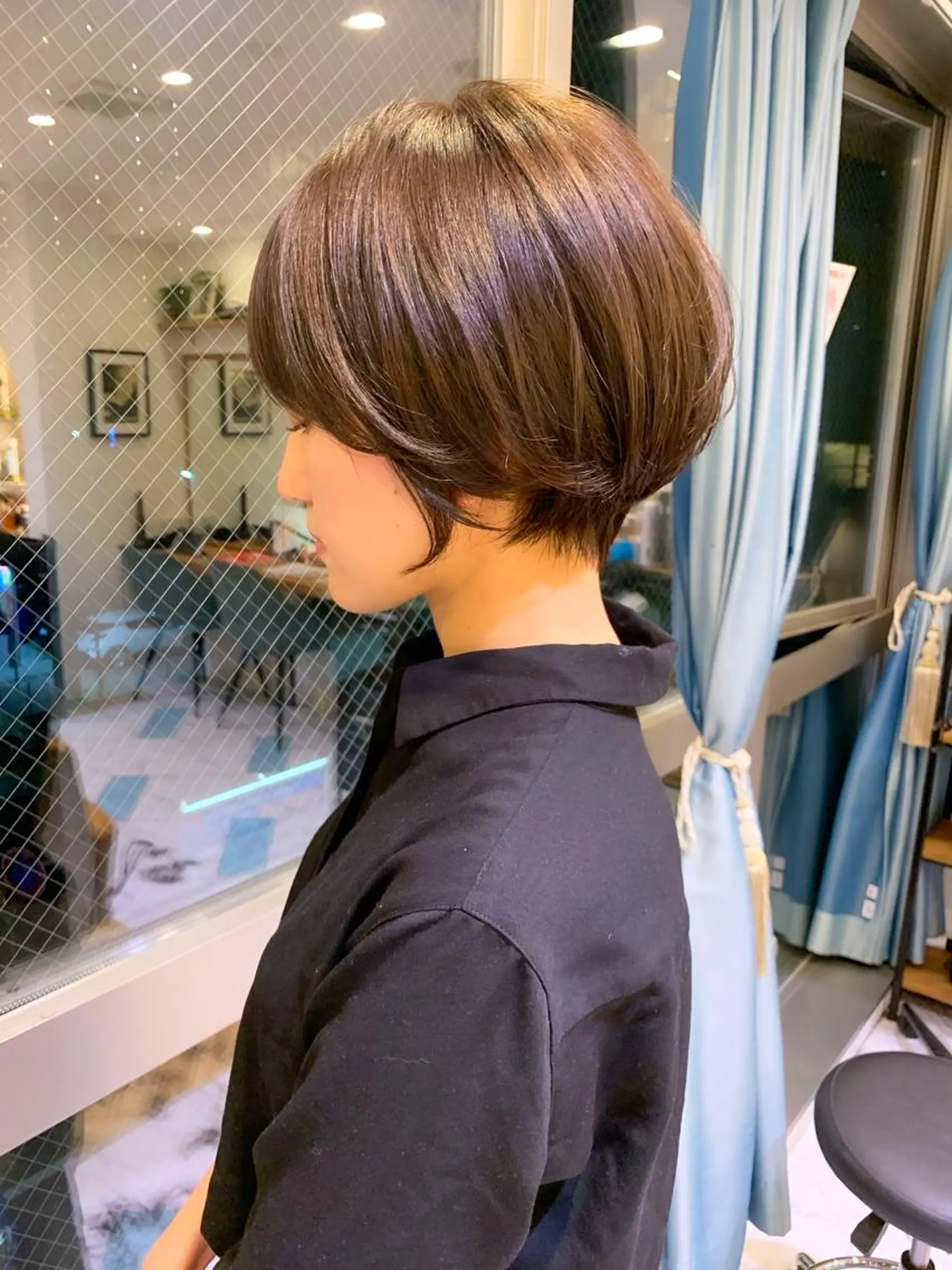 ショート 切りっぱなしボブ ハンサムショート 丸みショート ボブ くせ毛 Lond enikaのヘアスタイル
