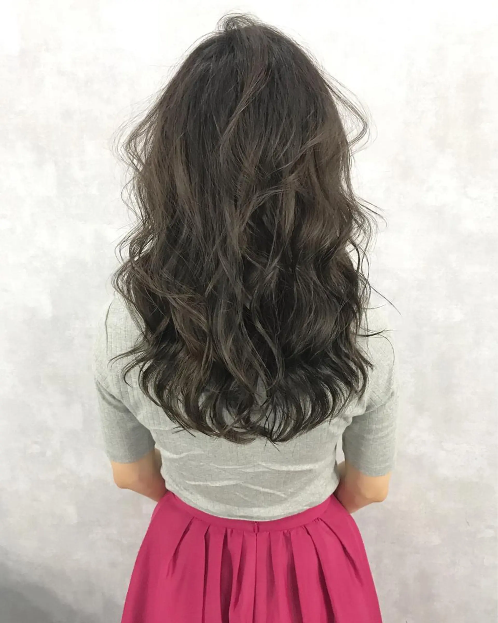 セミロング カラー グレージュ ハイライトカラー ハイライト TOMOYAレイヤー ブリーチ縮毛矯正のヘアスタイル