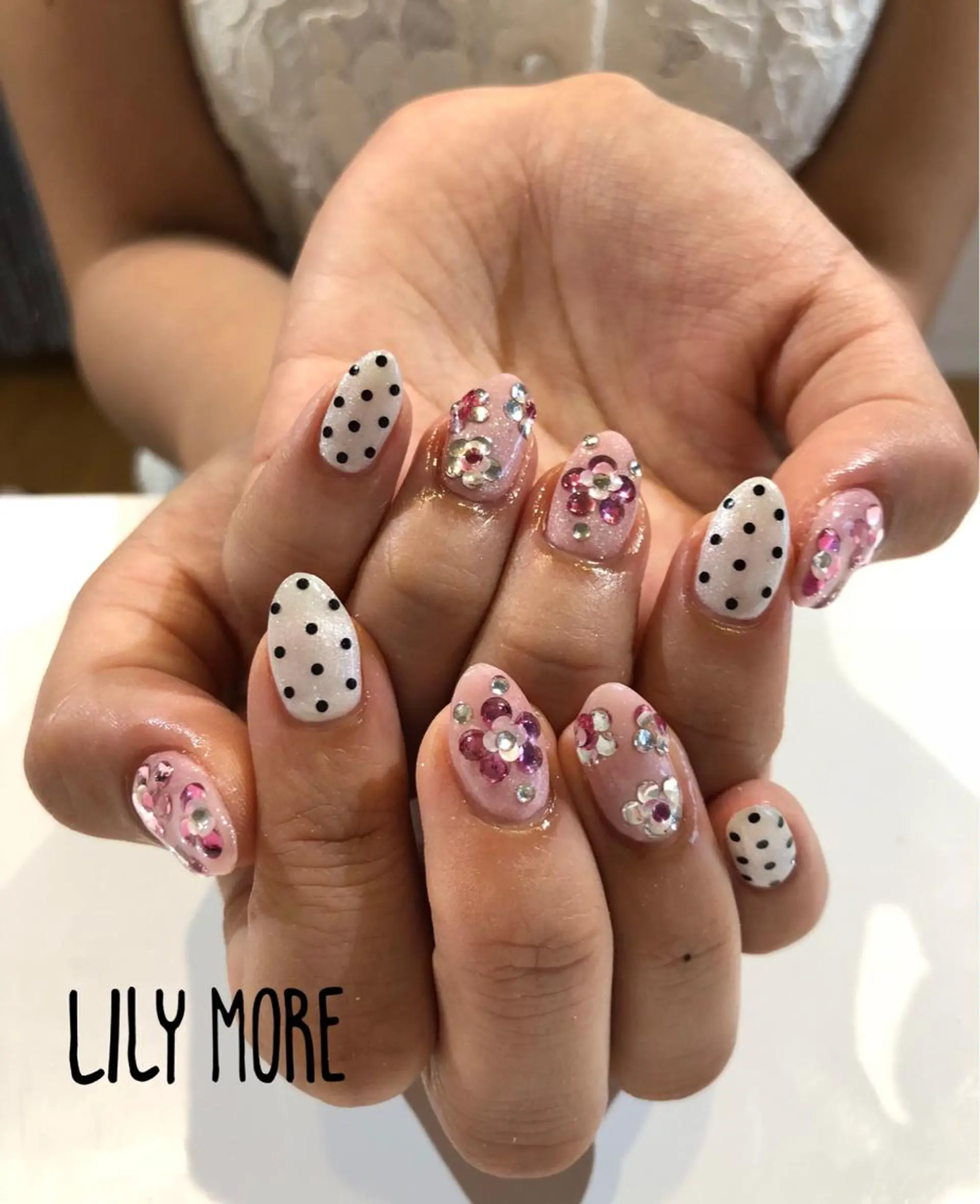 ネイル フラワーネイル ストーンネイル Lily closetのネイルデザイン