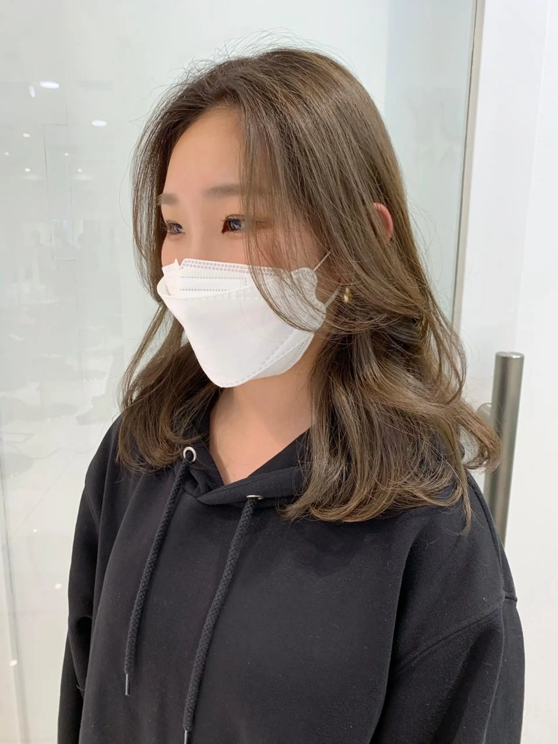 セミロング カラー オチ ハナのヘアスタイル