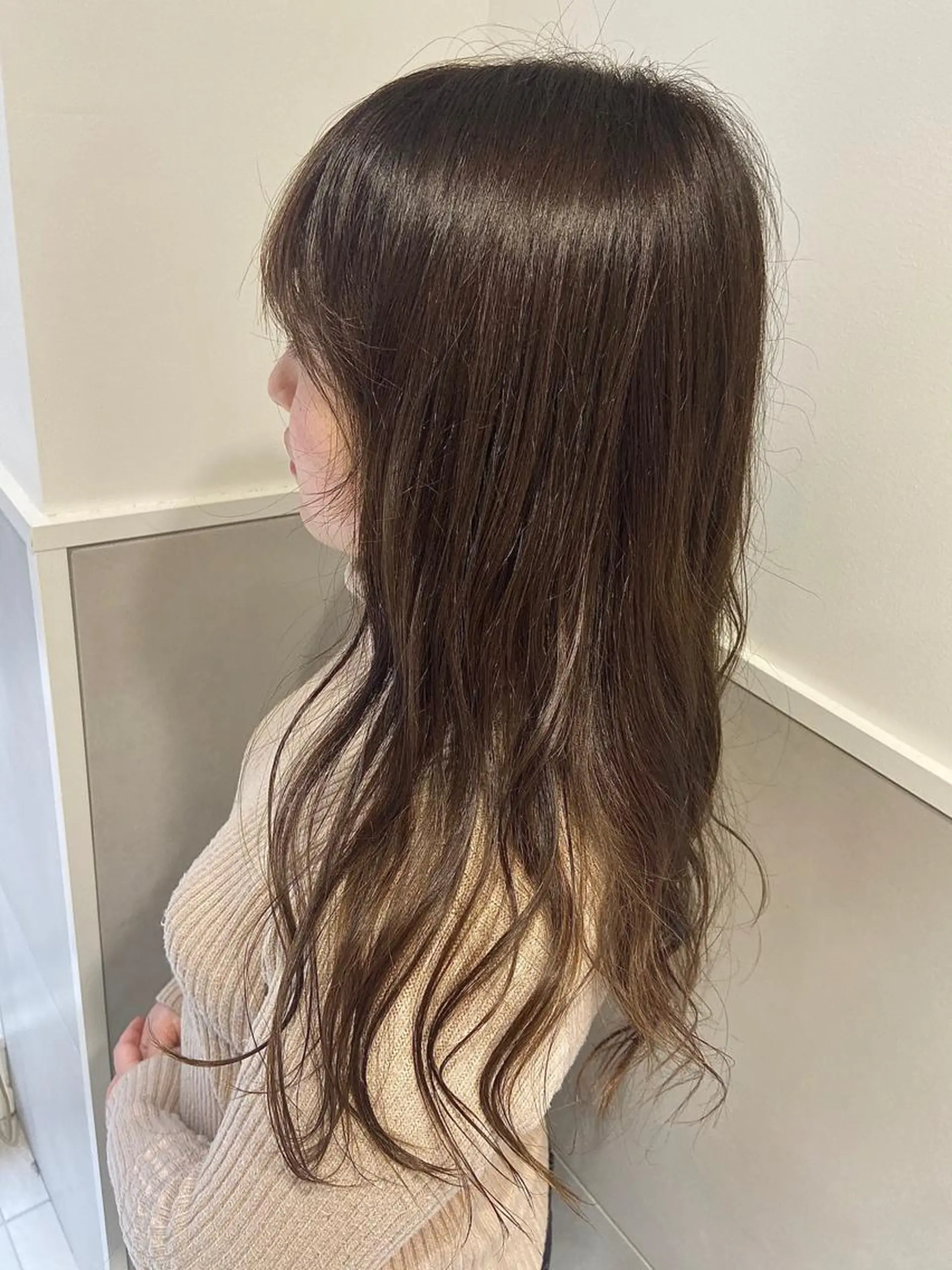 ロング カラー ベージュカラー オリーブベージュ SALOWIN所属・小栗 麻衣のヘアスタイル