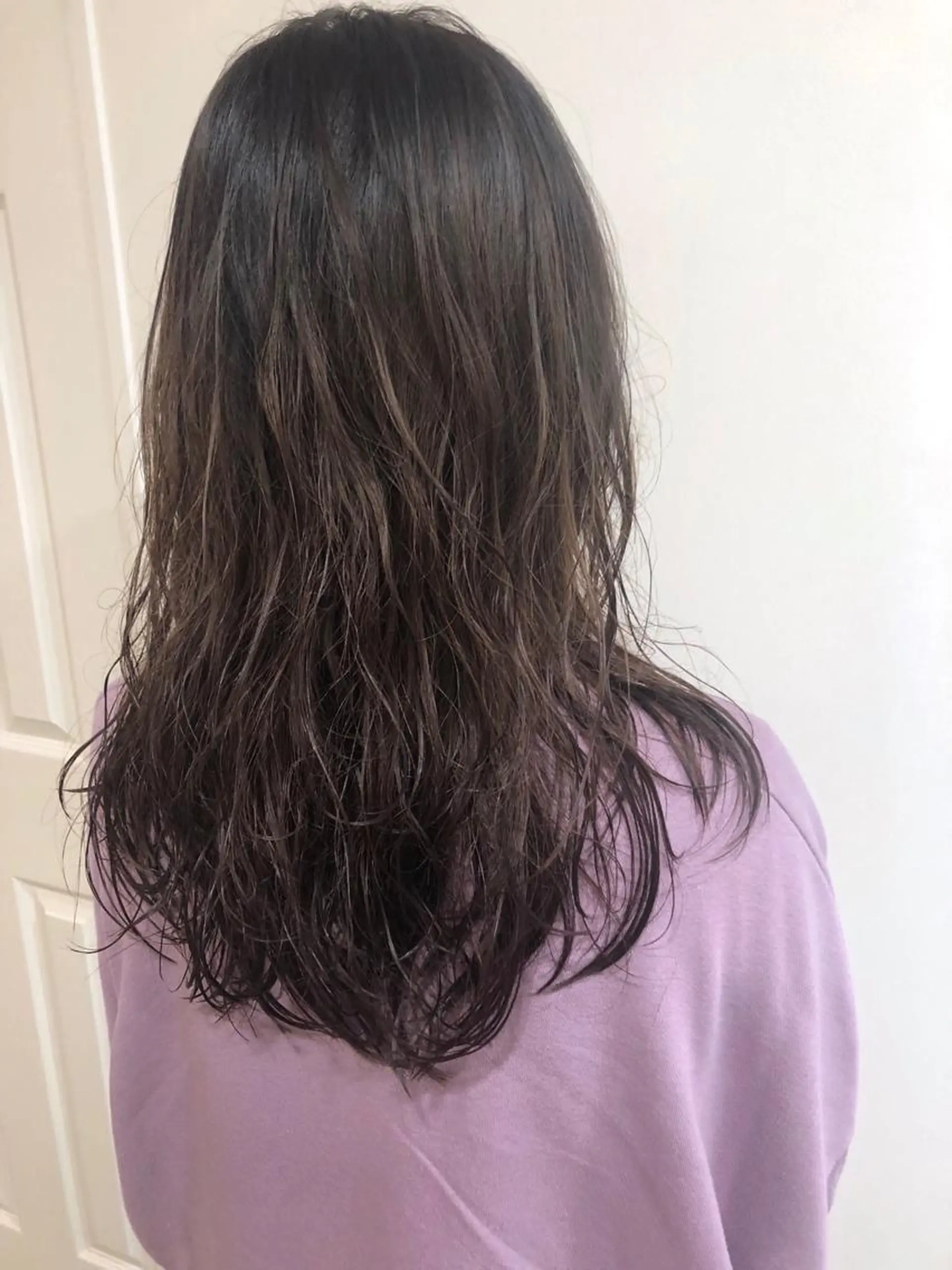 セミロング カラー パーマ MIOベージュカラー 柔らかいカラーのヘアスタイル