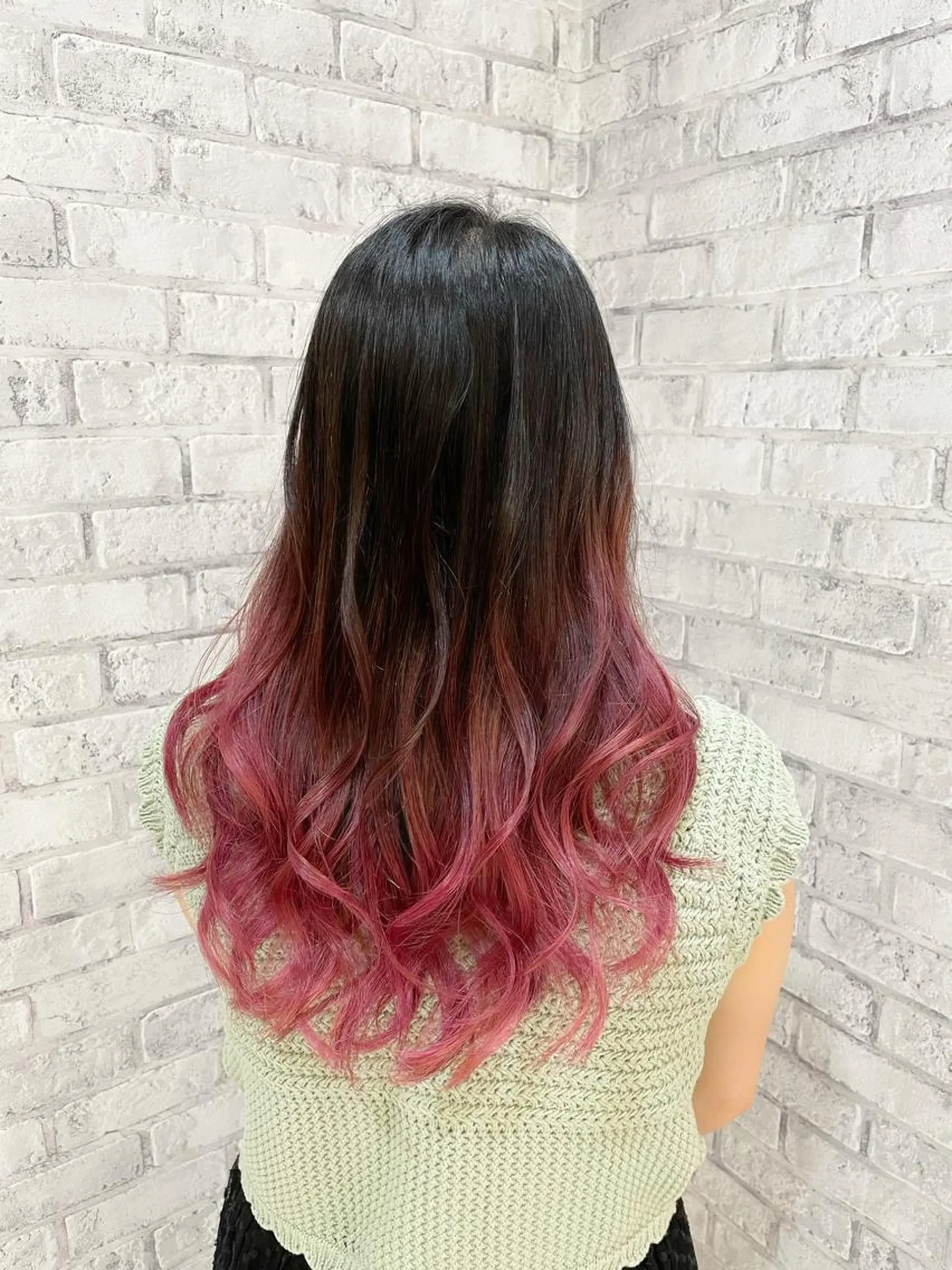 ロング カラー ヘアアレンジ ブリーチ グラデーションカラー ピンクカラー レッドカラー カット ヘアカラー トリートメント 秋山 幸太のヘアスタイル