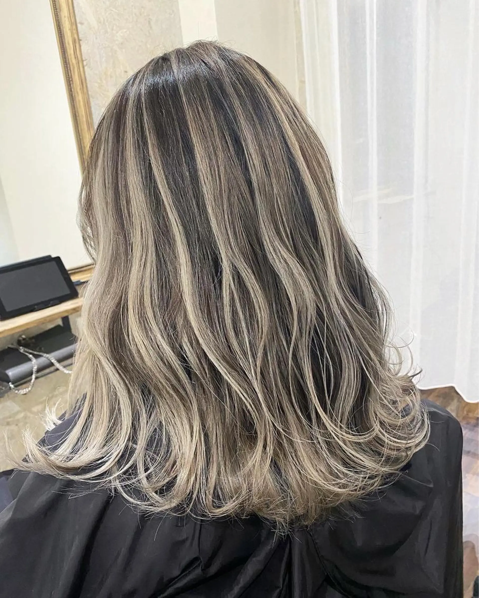 セミロング カラー バレイヤージュ レイヤーカット ヘアカラー トリートメント Tsuyoki .のヘアスタイル