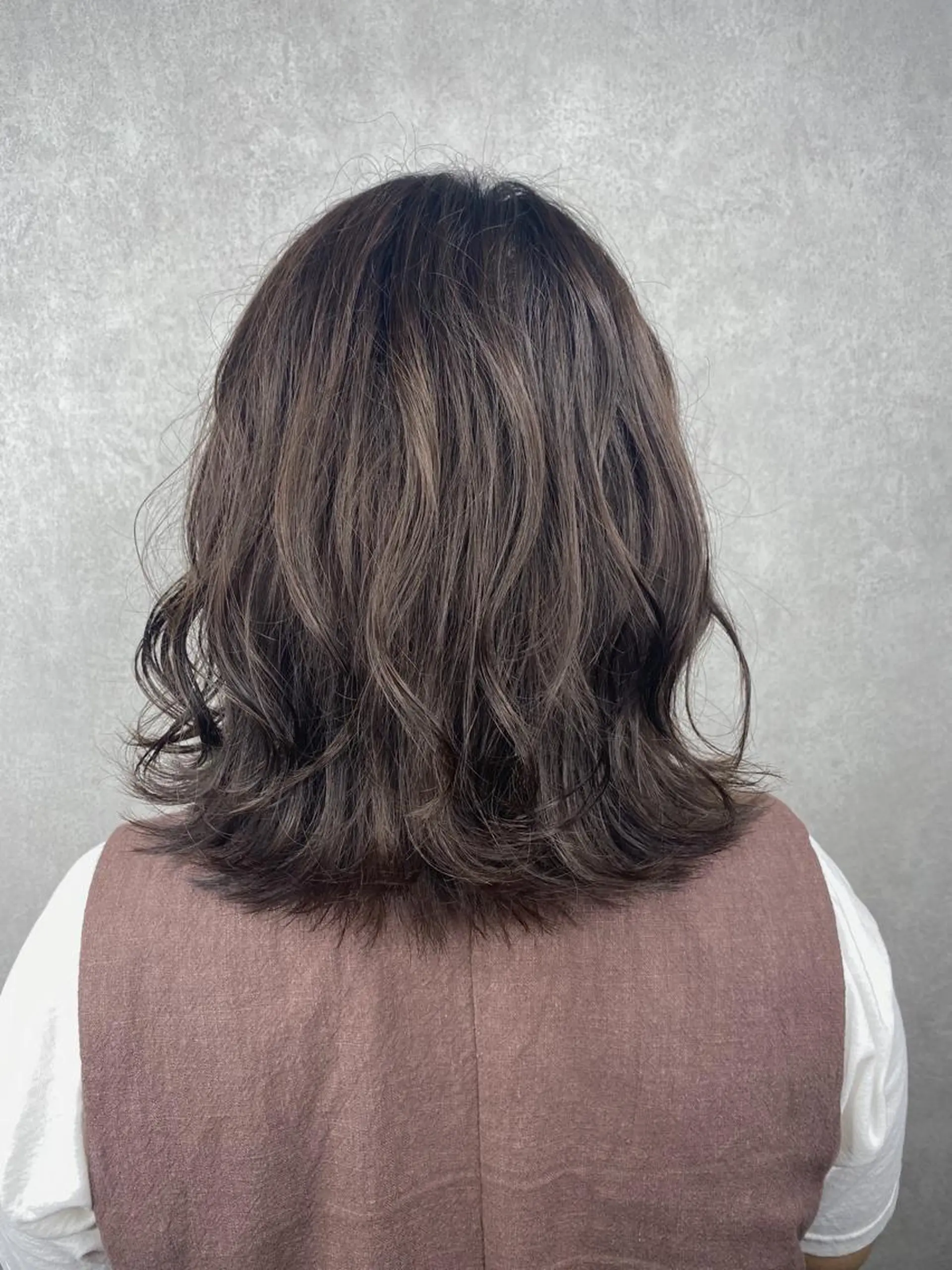 セミロング ハイライト カット ヘアカラー _White所属・ＳＨＩ ＺＵのヘアスタイル