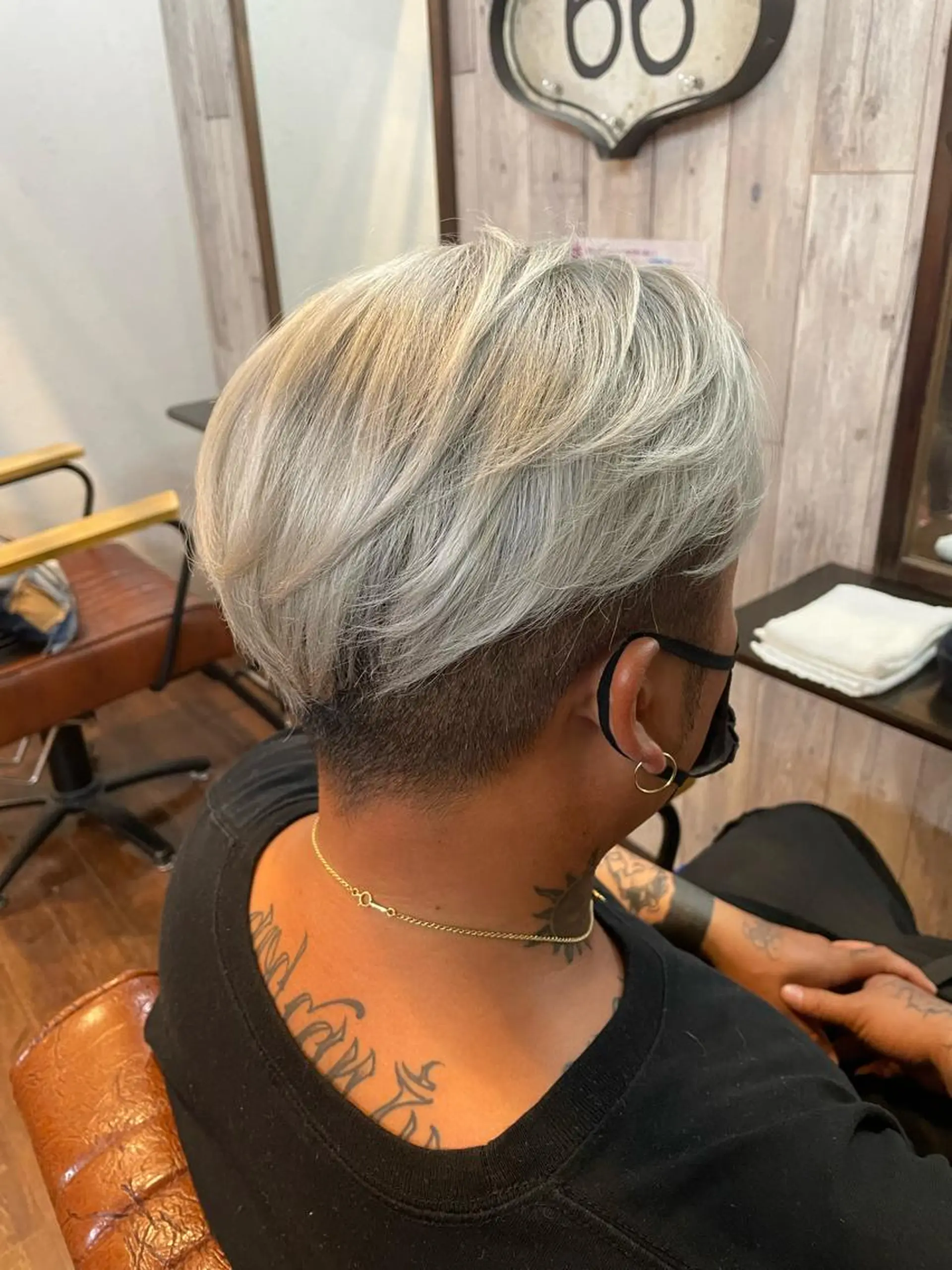 ショート カラー メンズ アッシュ ホワイトアッシュ ヘアカラー メンズ大歓迎 ★feniceのヘアスタイル