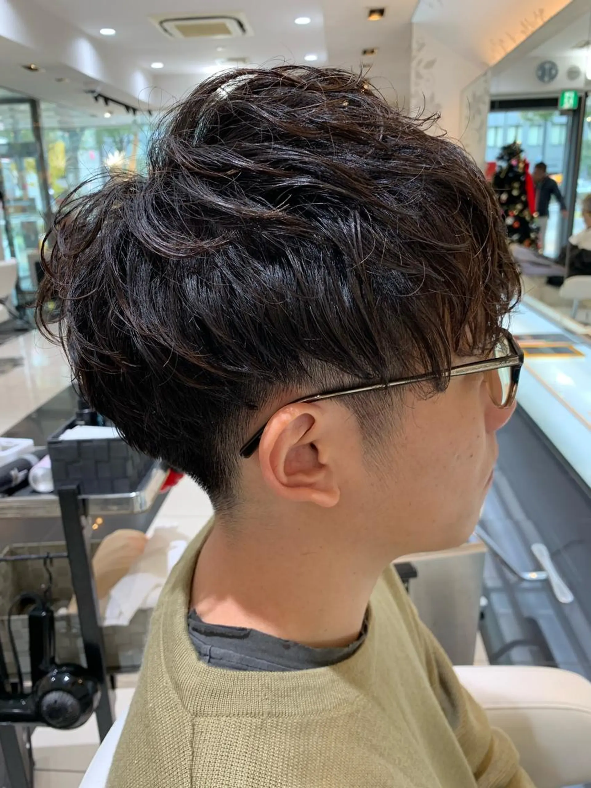 ショート パーマ メンズ マッシュ メンズパーマ スパイラルパーマ 赤み消しカラー /透明感カラー 上長のヘアスタイル