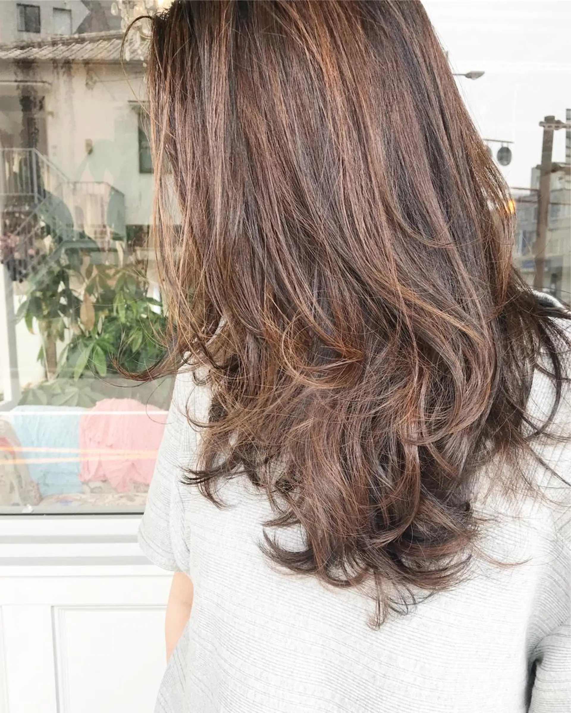 セミロング カラー ヘアアレンジ 切りっぱなしボブ バレイヤージュ ブリーチ グラデーションカラー ハイライトカラー Mariana/ 鶴原-ハイライトのヘアスタイル
