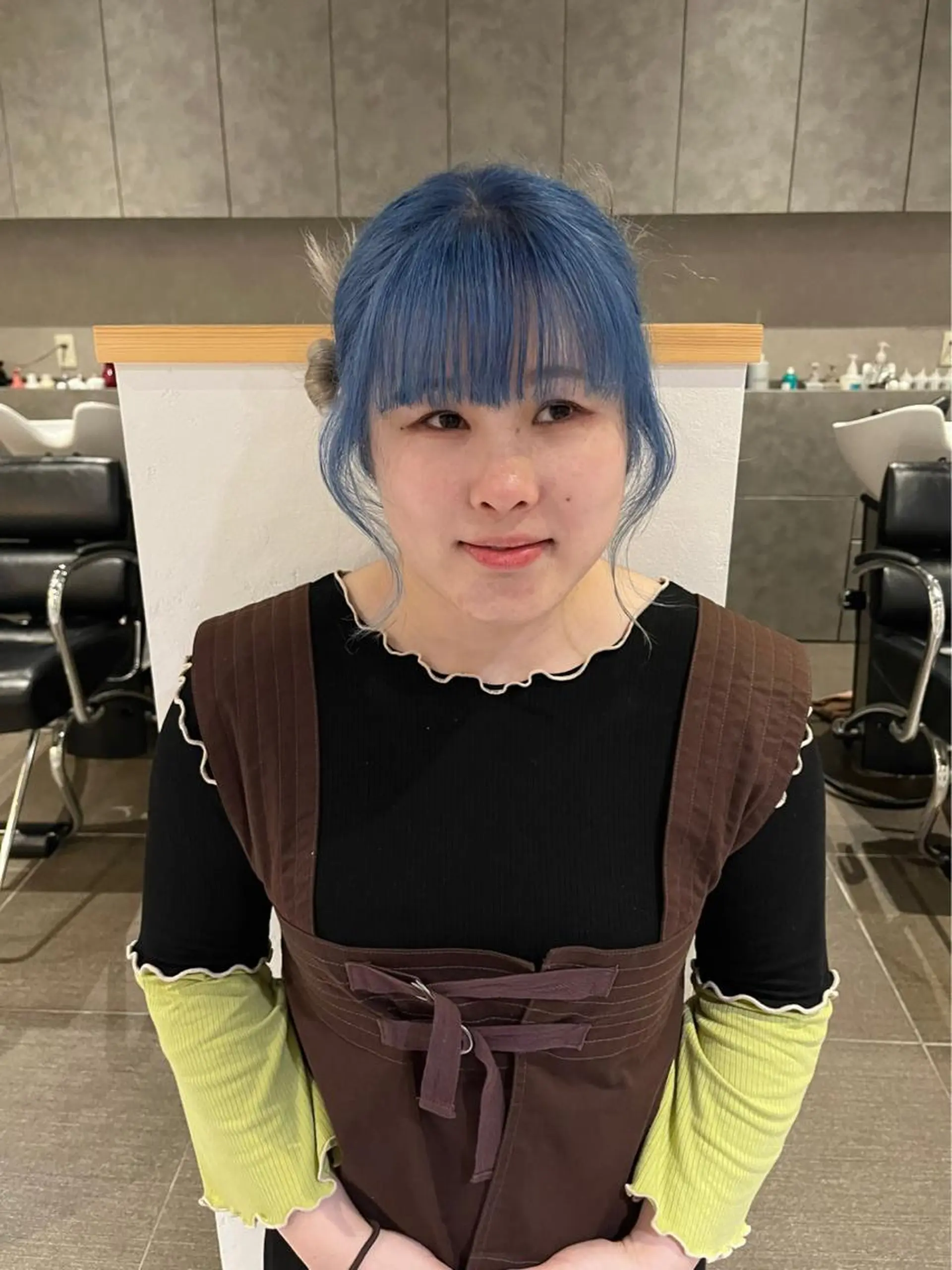 ミディアム カラー ヘアアレンジ ベージュカラー ブルーカラー デザインカラー グラデーションカラー ハイトーンカラー ヘアカラー トリートメント 桃果 momokaのヘアスタイル