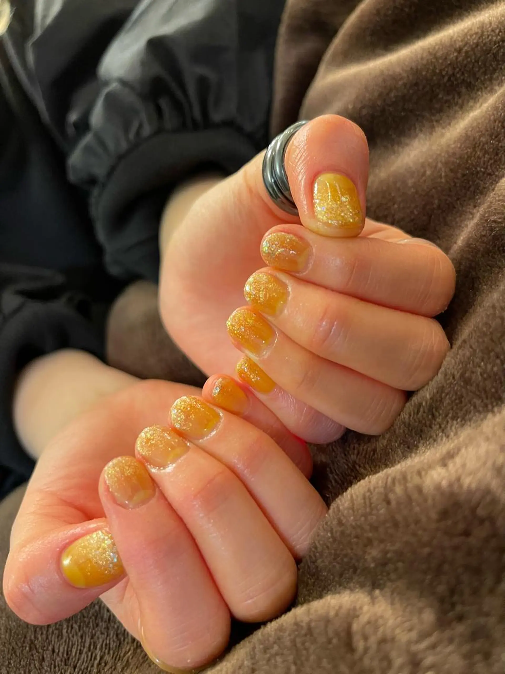 ネイル クリアネイル グラデーション ラメ(グリッター) ラメグラデーション 黄色 オブヘアー所属・安藤 沙妃のヘアスタイル