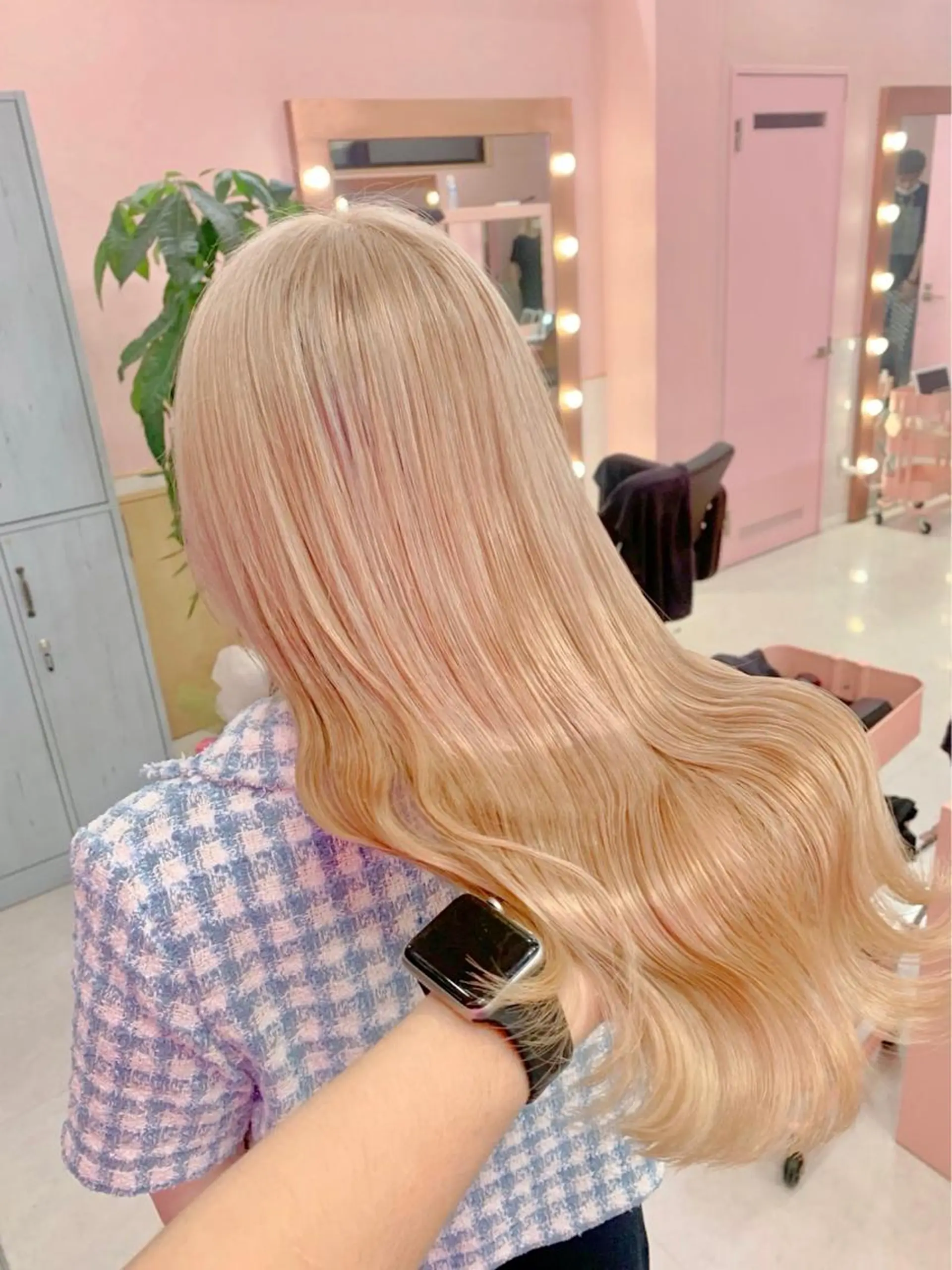 ロング カラー ヘアアレンジ アッシュ アッシュグレー アッシュグレージュ バレイヤージュ ミストバング ヘアカラー トリートメント ヘアセット 柔らかカラー/ レイヤーYUTO🧋のヘアスタイル