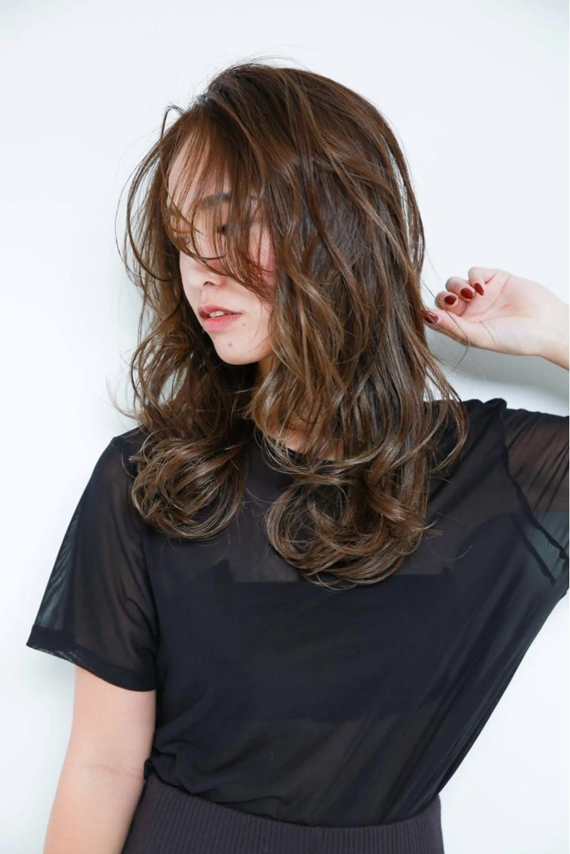 ミディアム カラー アッシュ アッシュグレー アッシュグレージュ バレイヤージュ ベージュカラー AMI Hair  supply所属・髪質改善カラー 韓国風レイヤーのヘアスタイル