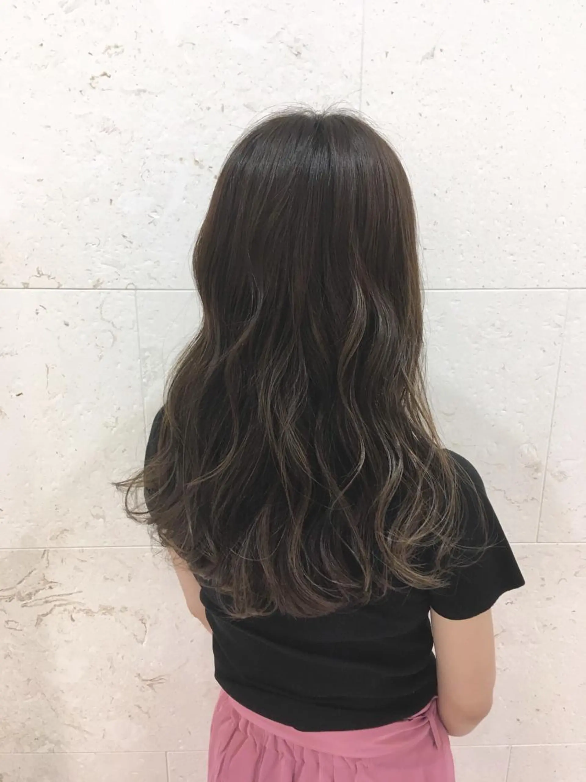 ロング カラー アディクシーカラー シルバー カット ヘアカラー トリートメント 斉藤 貴也のヘアスタイル