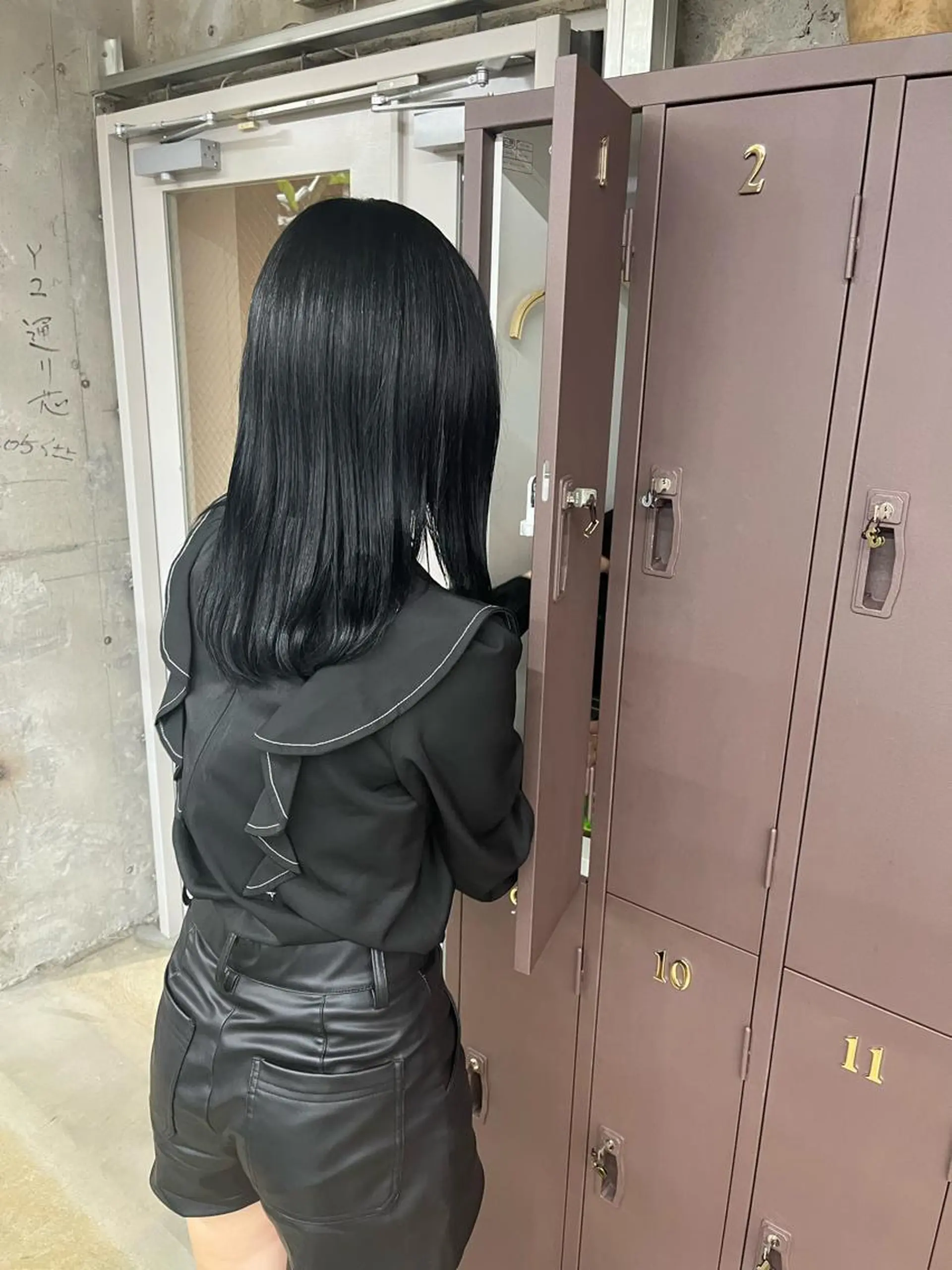 ミディアム カラー 黒髪 ブルーカラー ブルーブラック ナガノリノ /ボブ/ ベージュ/暖色のヘアスタイル