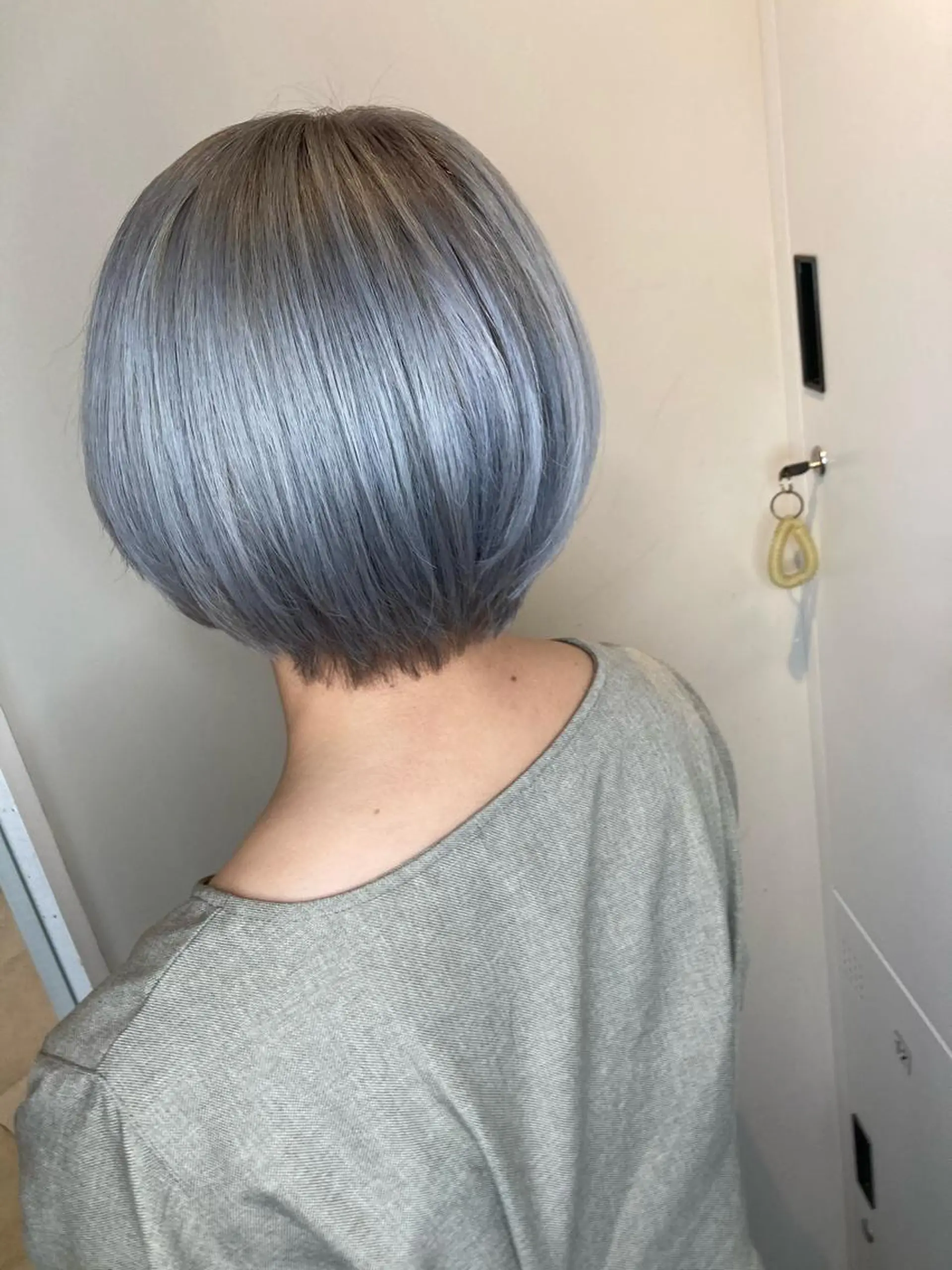 ショート カラー ブリーチ グラデーションカラー シルバー ボブ カット ヘアカラー トリートメント ダアッカ所属・高木 陽平のヘアスタイル