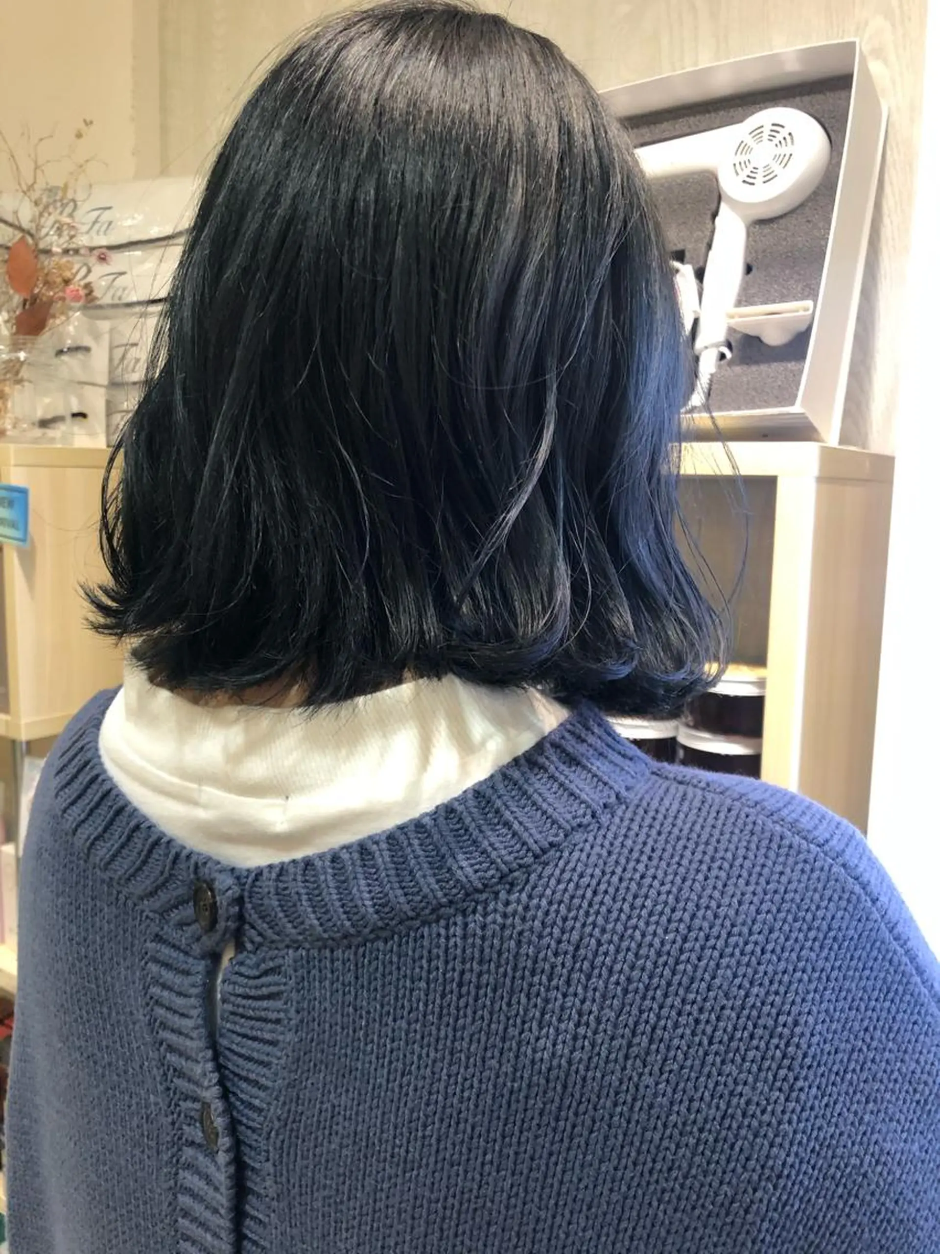 セミロング カラー 黒髪 ブルーカラー ブルーブラック カット ヘアカラー トリートメント 松佐 ゆかりのヘアスタイル