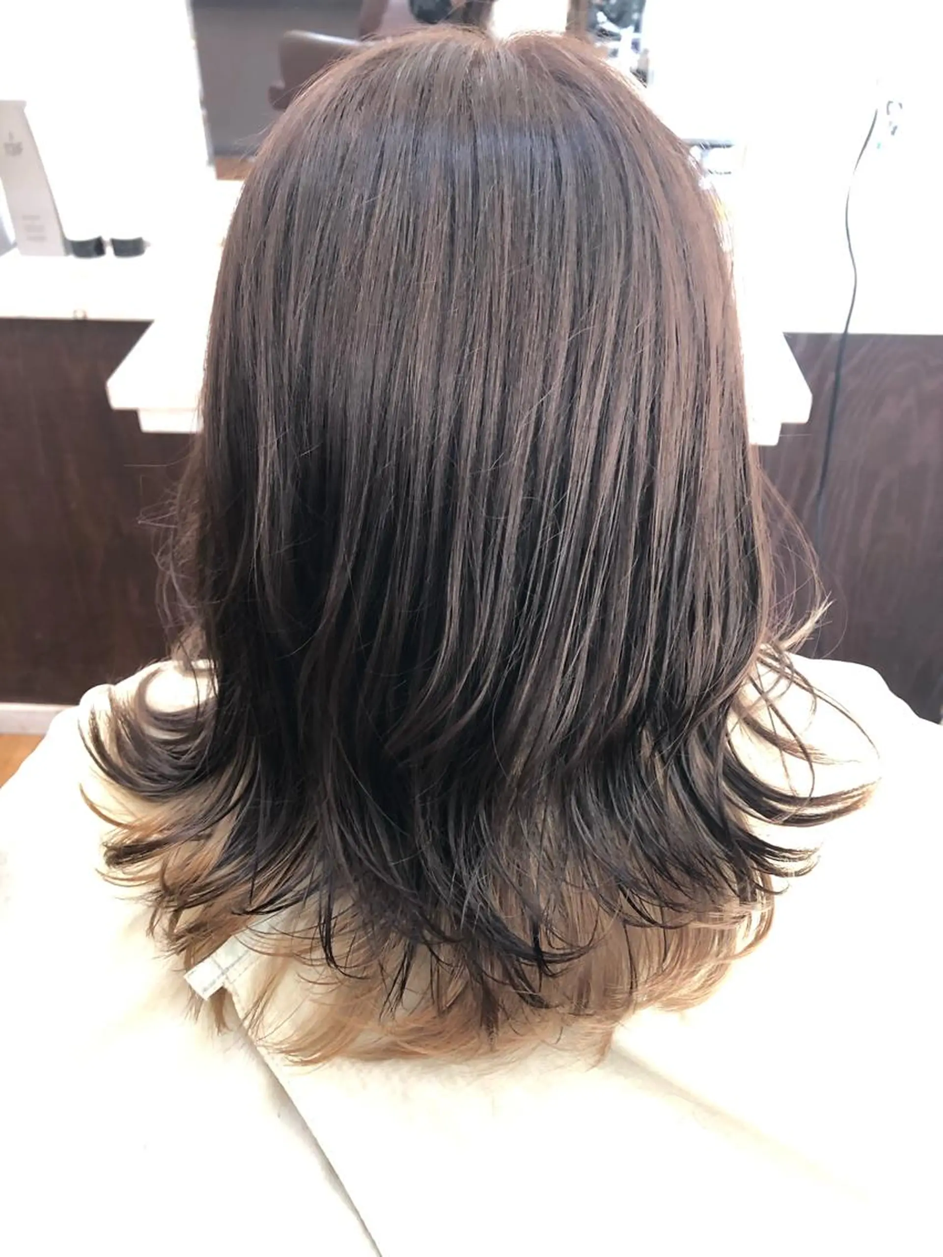 ミディアム Well's TAIGAのヘアスタイル