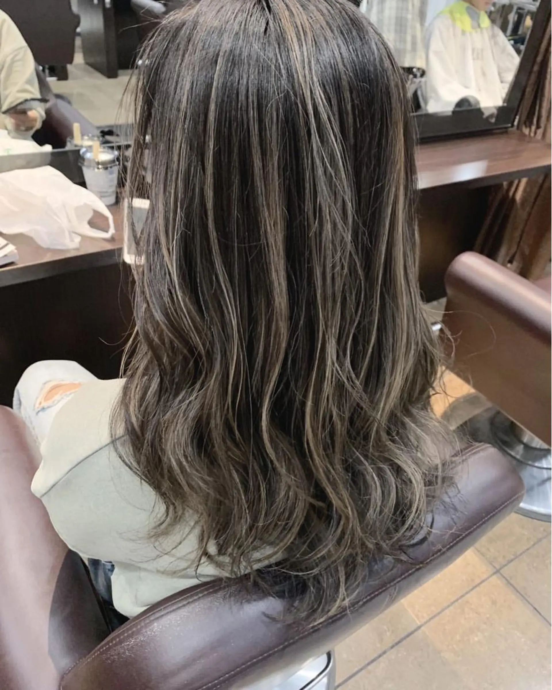 セミロング ﾎｯﾄﾍﾟｯﾊﾟｰ に移行中【かな】のヘアスタイル