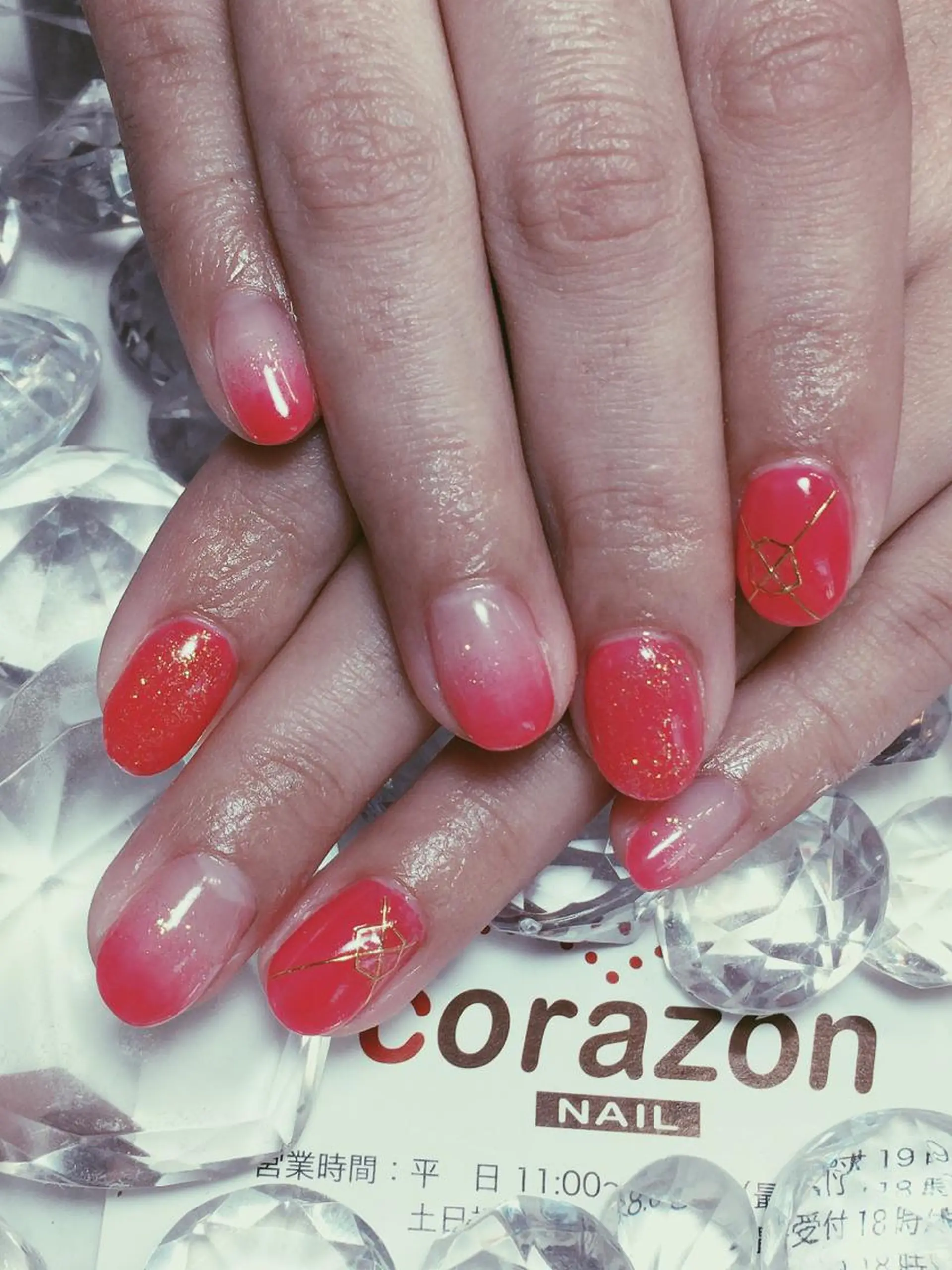 ネイル アートネイル ゴールド 赤色 シンプルネイル corazon所属・ネイリスト aicoのネイルデザイン
