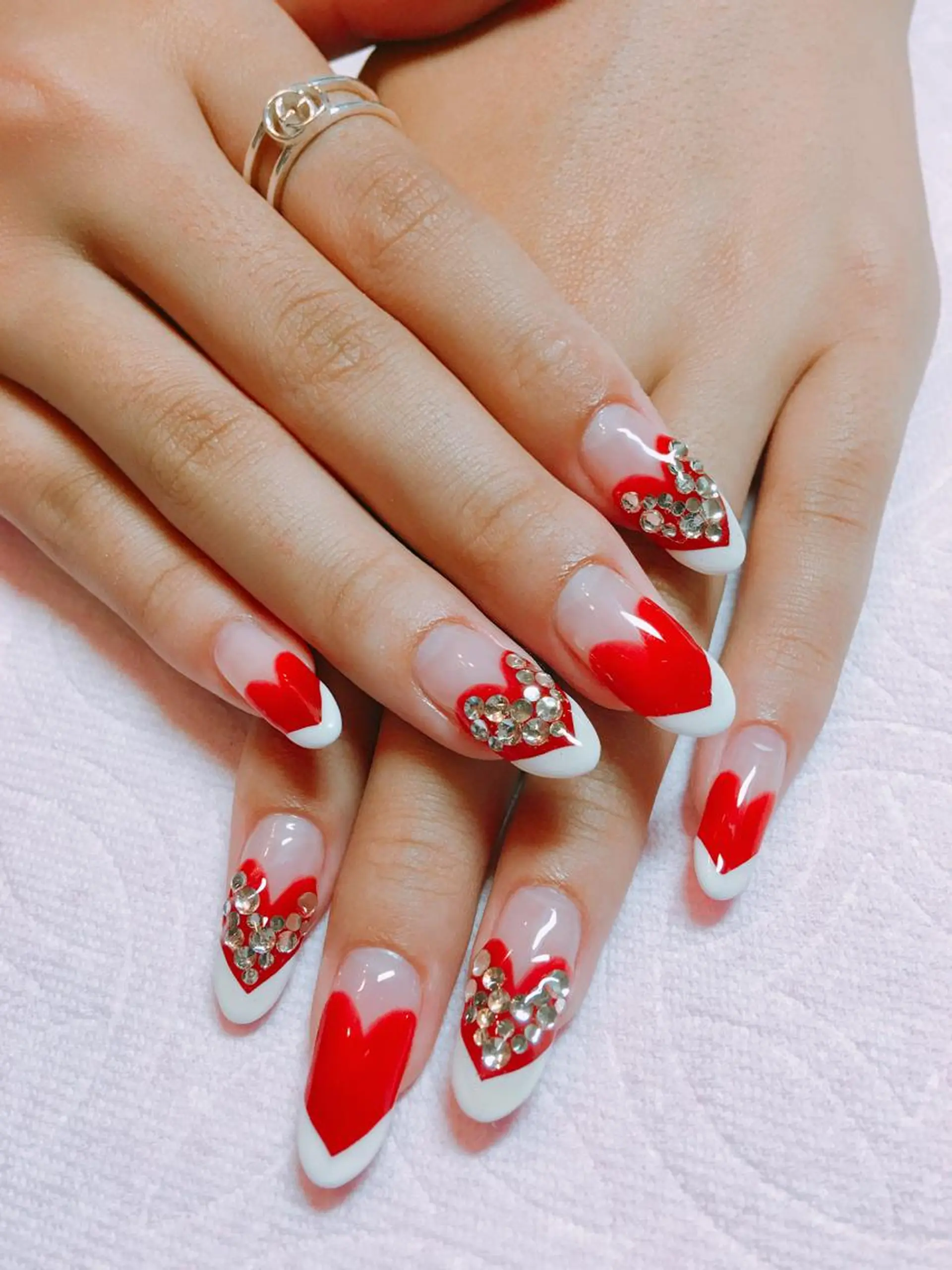 ネイル フレンチネイル ハート スカルプネイル THECOLORS所属・近貞 莉奈のネイルデザイン