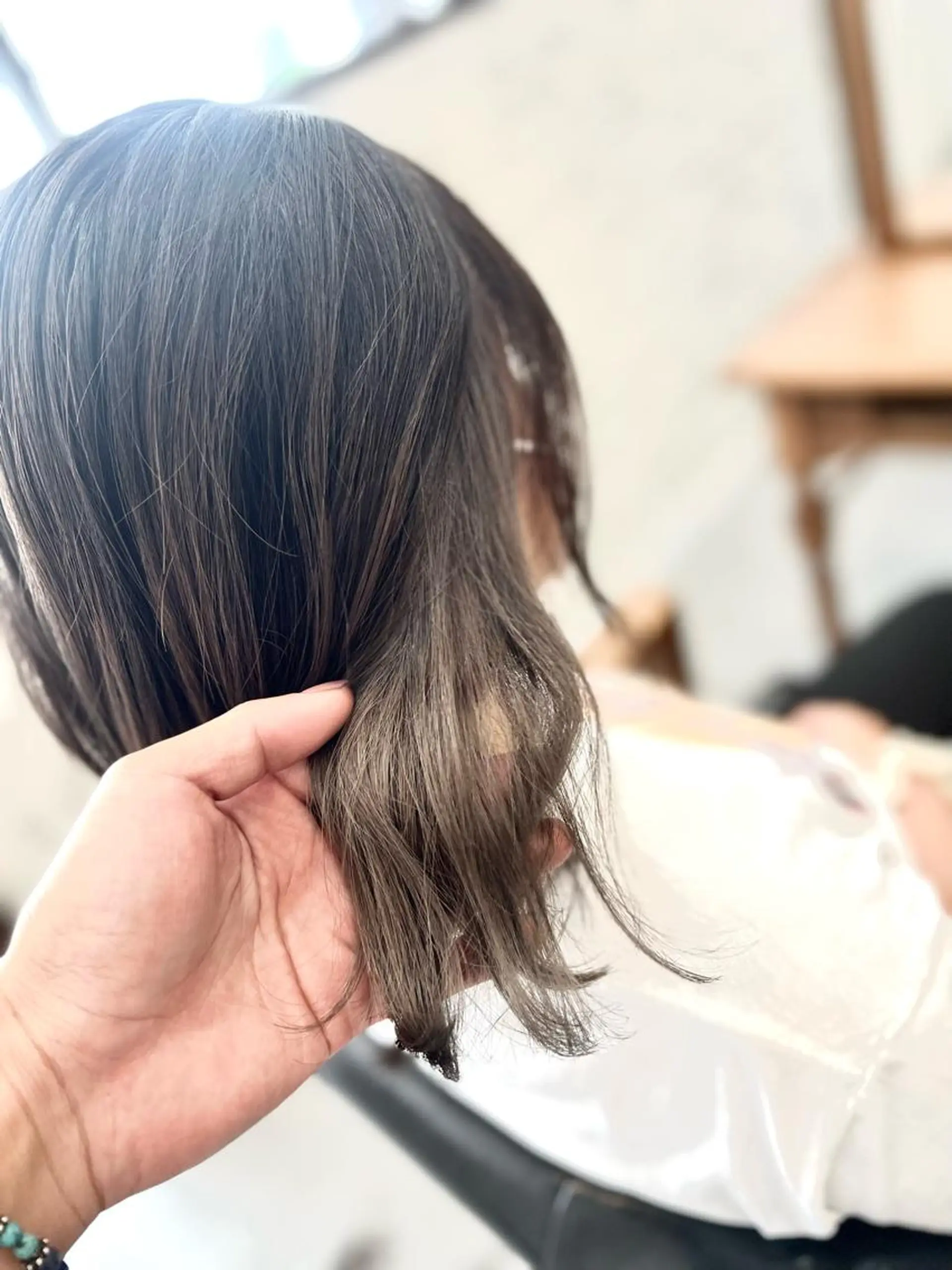 ミディアム カラー ミストバング ベージュカラー ブリーチ  フェイスフレーミング ハイライトカラー ヘアカラー トリートメント Style Tのヘアスタイル