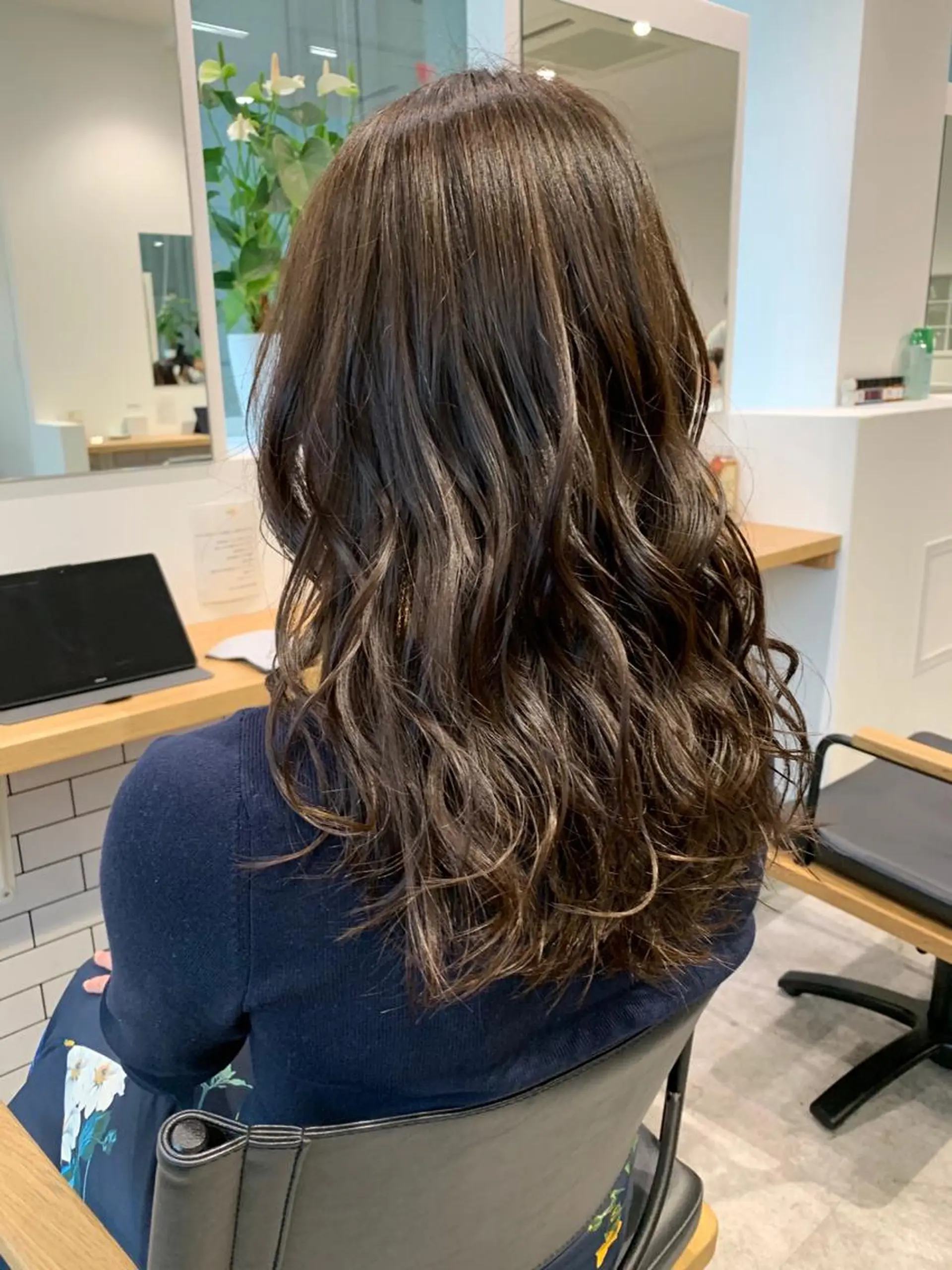 ロング カラー アッシュ バレイヤージュ ベージュカラー ブロンド ブルーカラー レイヤーカット/ 艶カラー/RYOMAのヘアスタイル