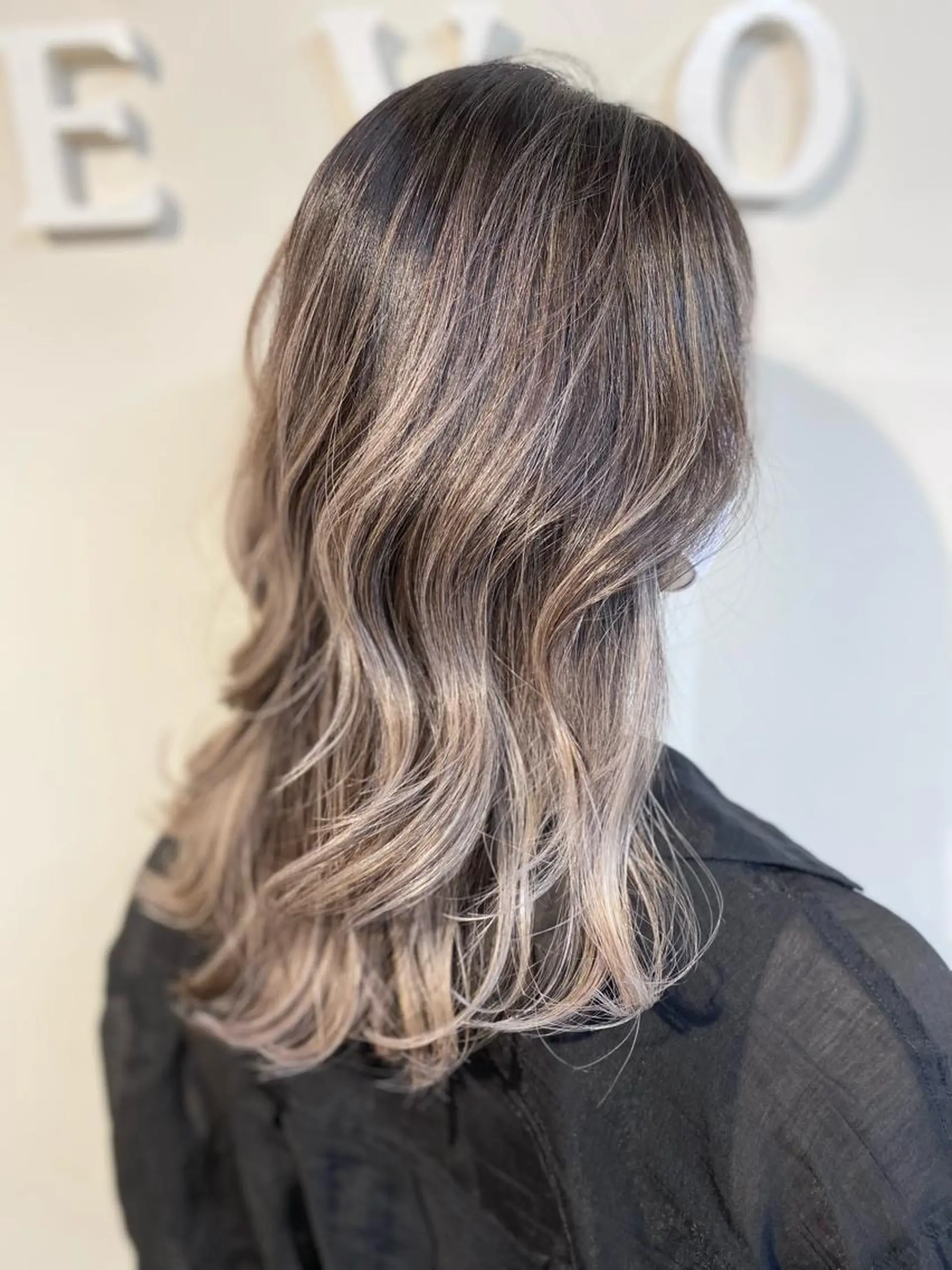 セミロング カラー ブリーチ ケアブリーチ シルバー ホワイトシルバー 🌈8月末までシャ イン輝きハイトーン✨のヘアスタイル