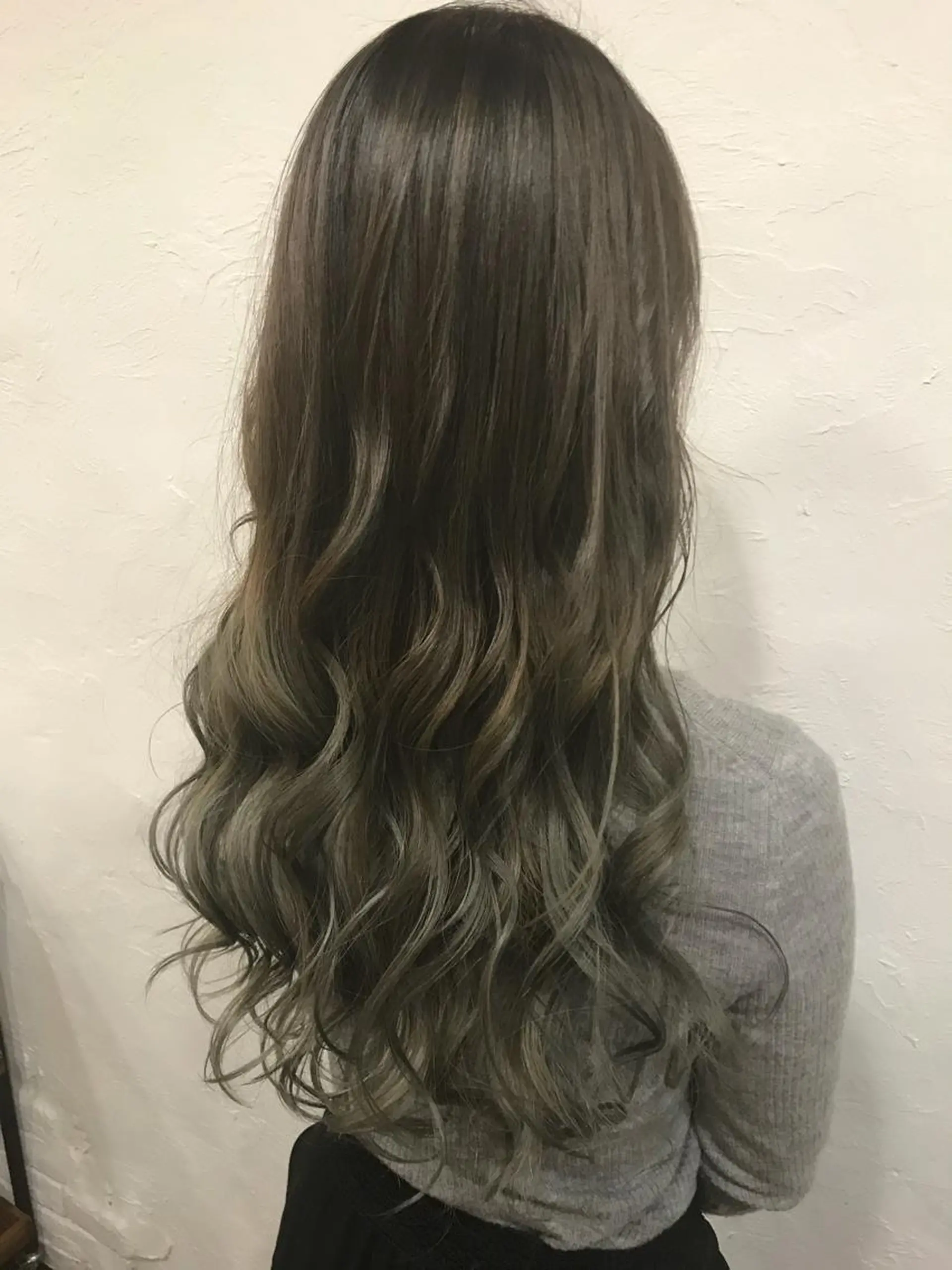 ロング カラー ブリーチ 伊藤 優希のヘアスタイル