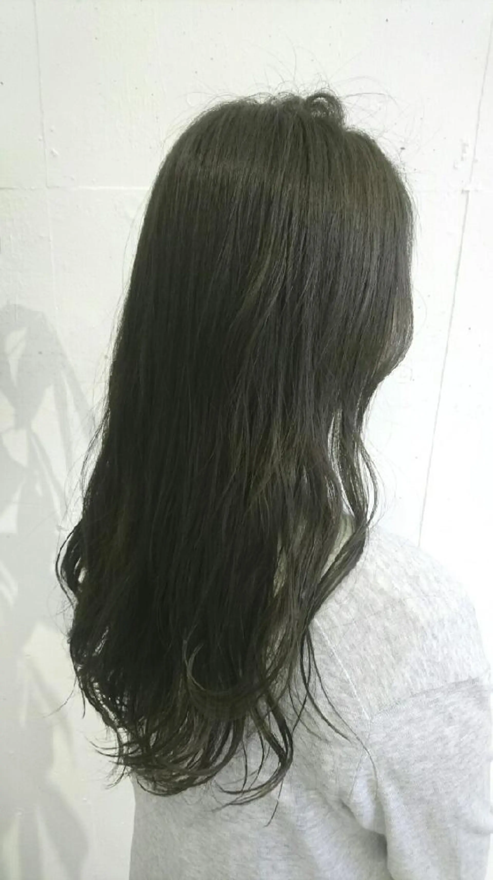 ロング カラー アッシュ アッシュグレー ロング Amber所属・山形 光輪子のヘアスタイル