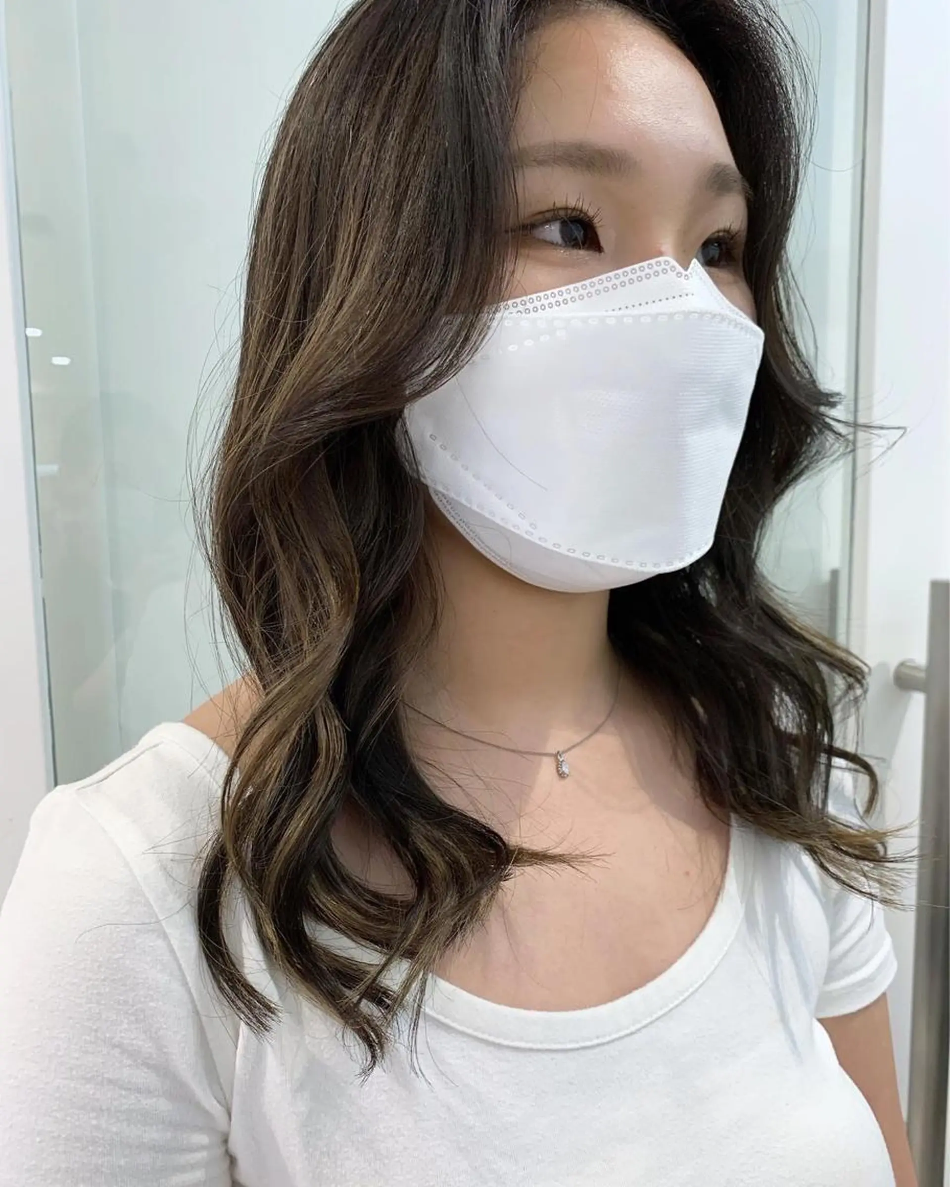セミロング カラー オチ ハナのヘアスタイル