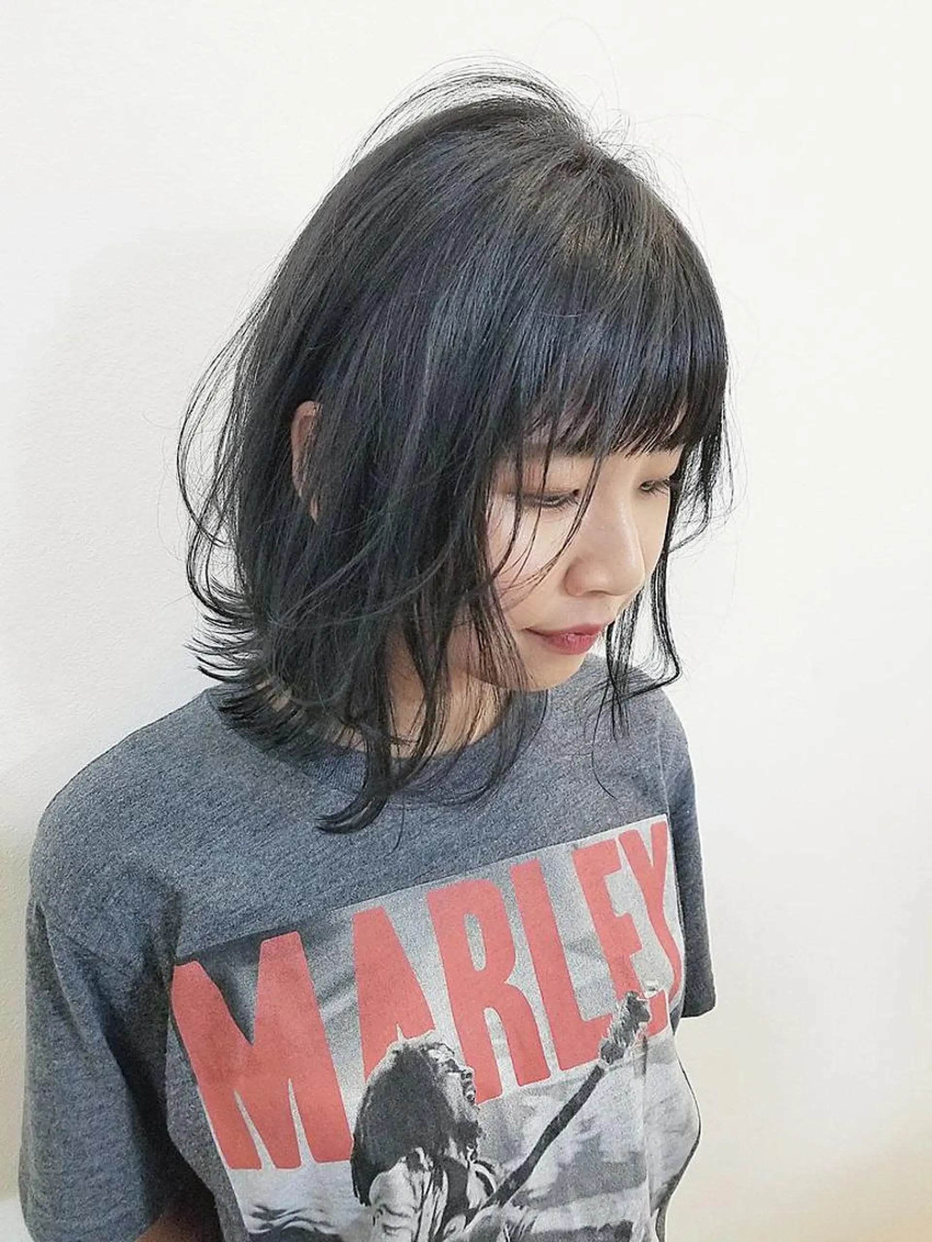 ミディアム カラー アッシュ ブルーカラー ブルーアッシュ レイヤーカット 関口 友菜のヘアスタイル