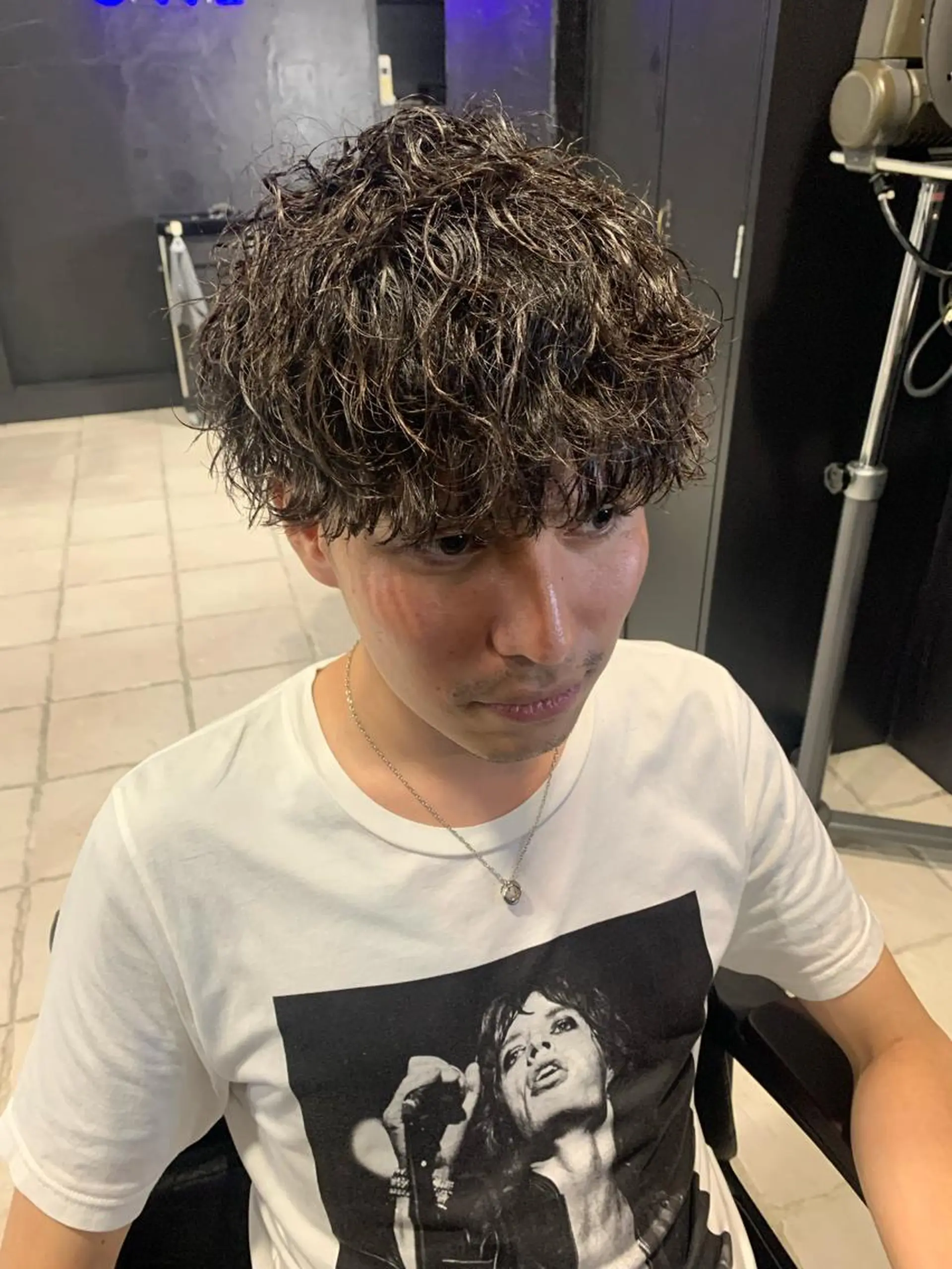 ミディアム メンズ ミディアムパーマ メンズハイライト メンズパーマ プードルパーマ スペインカール メンズパーマ/難波/ 心斎橋　室園亮佑のヘアスタイル