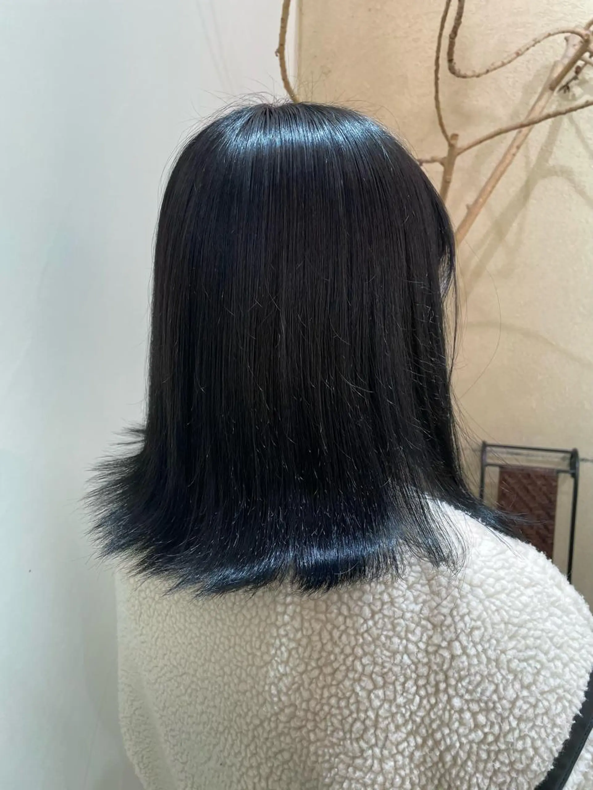 ミディアム カラー 黒髪 ブルーカラー ブルーブラック 塩谷 雪花のヘアスタイル